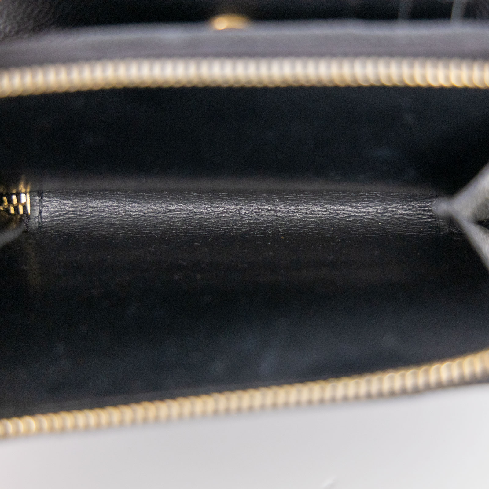 聖羅蘭 YSL SAINT LAURENT Cassandre matelassé 粒面壓紋皮革 小型 全拉鏈 錢包 403723BOW01  防塵袋/原廠盒子