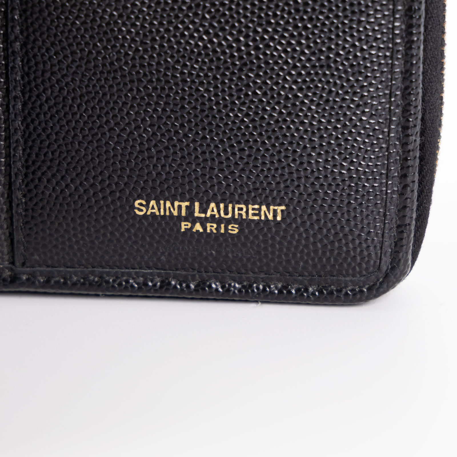 聖羅蘭 YSL SAINT LAURENT Cassandre matelassé 粒面壓紋皮革 小型 全拉鏈 錢包 403723BOW01  防塵袋/原廠盒子
