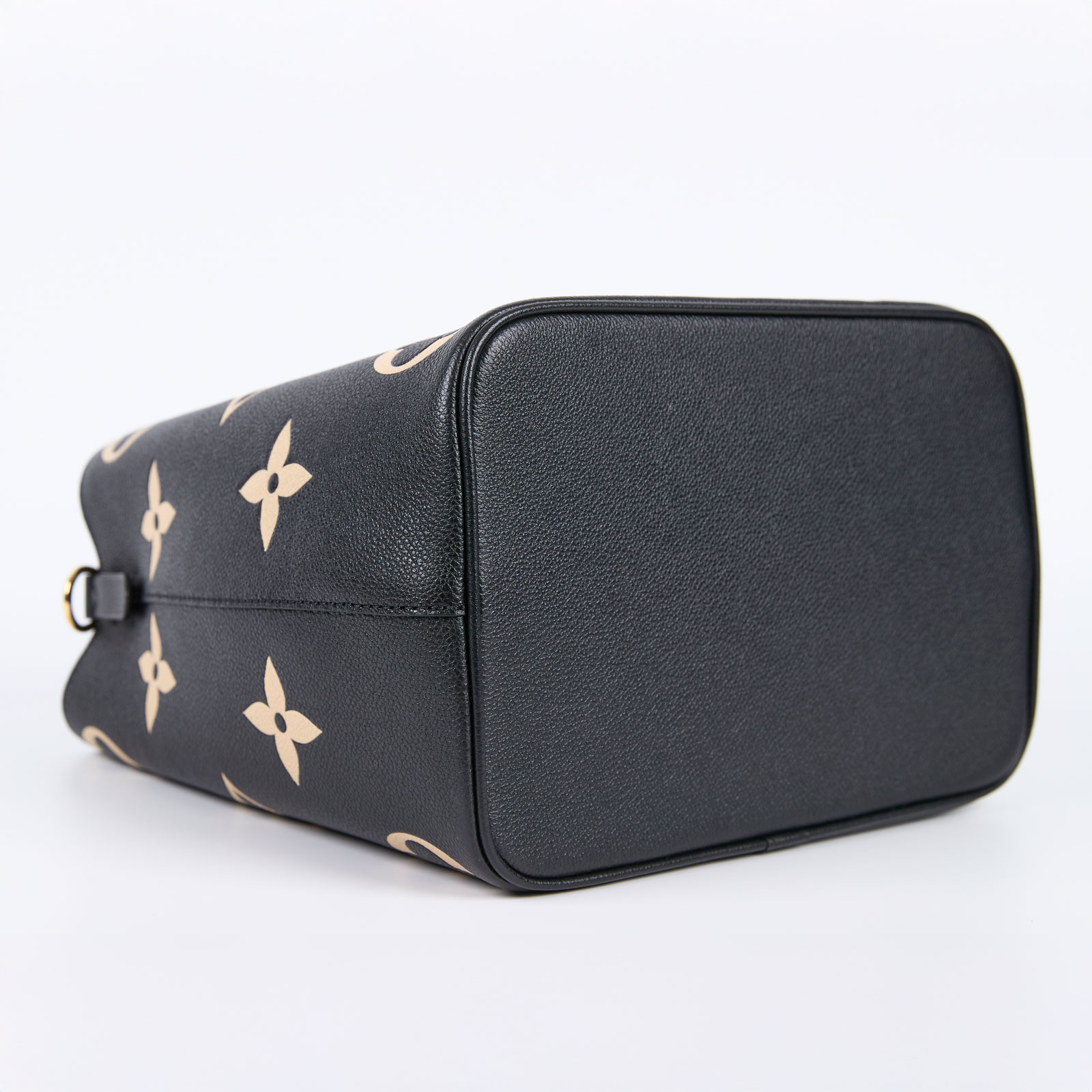 路易威登 LOUIS VUITTON NéoNoé MM 皮革 肩背 水桶包 黑色/奶油色 M45497 晶片款  防塵袋/原廠盒子/背帶2/內袋