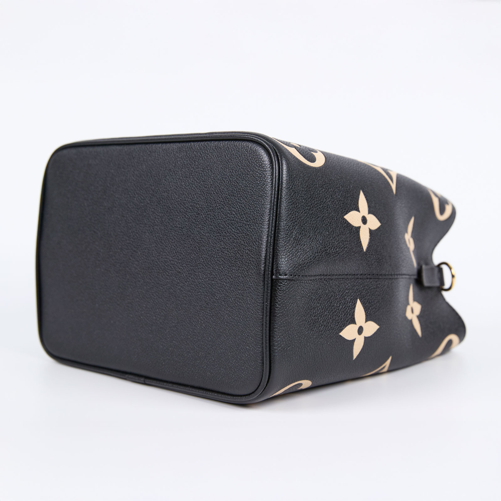 路易威登 LOUIS VUITTON NéoNoé MM 皮革 肩背 水桶包 黑色/奶油色 M45497 晶片款  防塵袋/原廠盒子/背帶2/內袋
