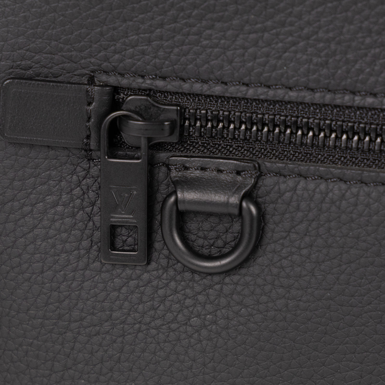 路易威登 LOUIS VUITTON Takeoff 隨身包 手拿包 小牛皮 M69837 晶片款 黑Takeoff 隨身包 原廠盒子/防塵袋