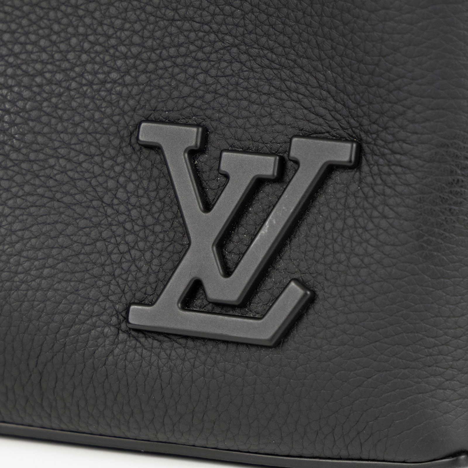 路易威登 LOUIS VUITTON Takeoff 隨身包 手拿包 小牛皮 M69837 晶片款 黑Takeoff 隨身包 原廠盒子/防塵袋