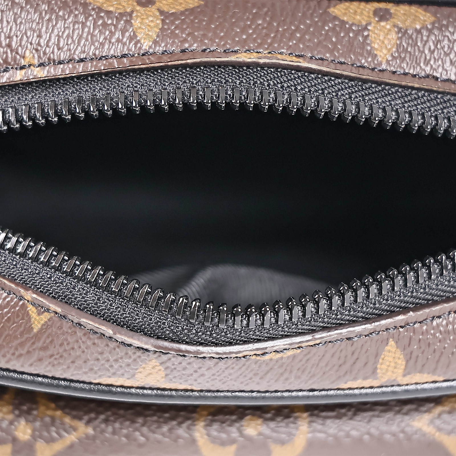 路易威登 LOUIS VUITTON Christopher 斜背 隨身包 M69404 晶片款 原花Christopher隨身包 原廠盒子/防塵袋