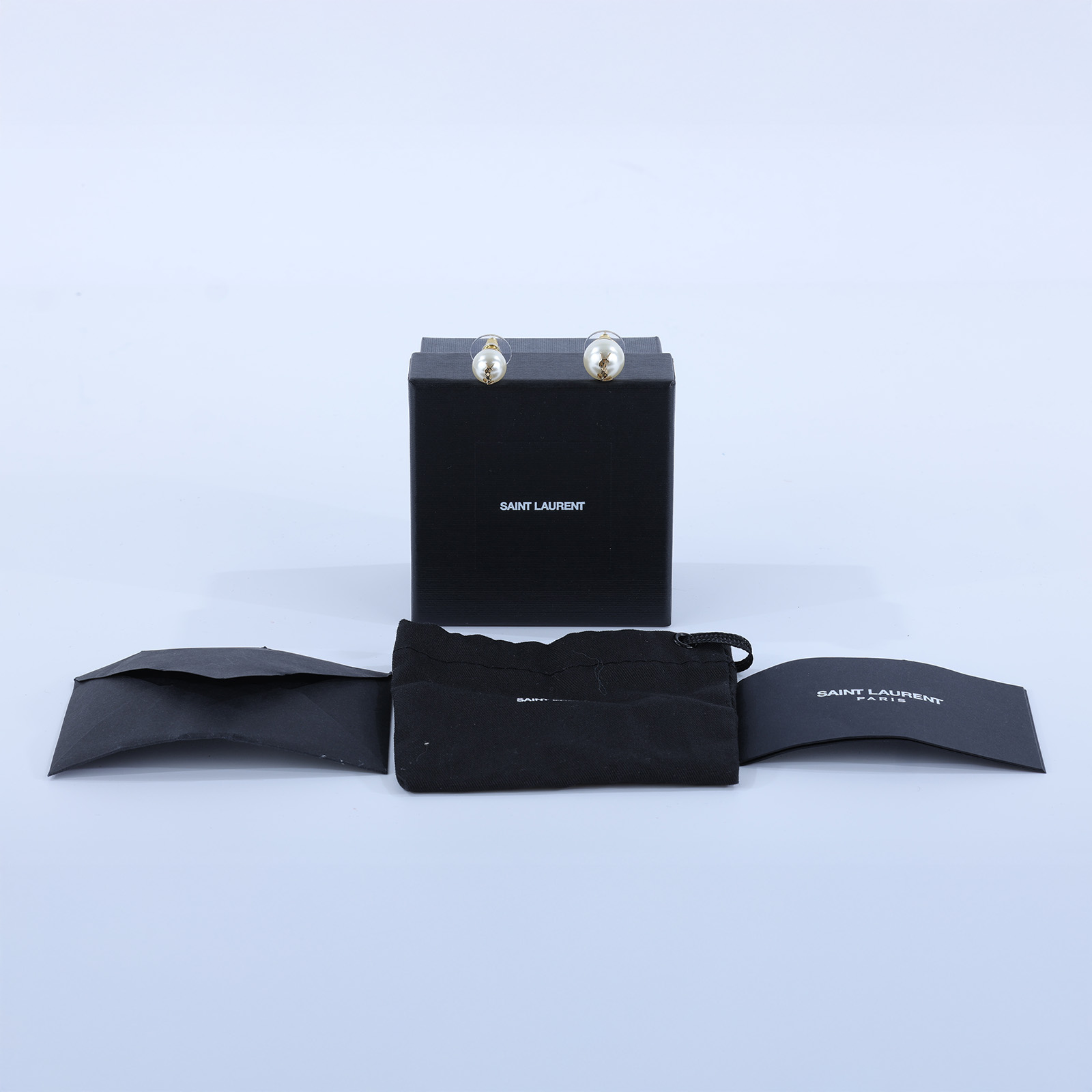 聖羅蘭 YSL SAINT LAURENT Cassandre 小型 大型珍珠 不對稱耳環 691563Y1526 不對稱珍珠LOGO耳環 原廠盒子/防塵袋