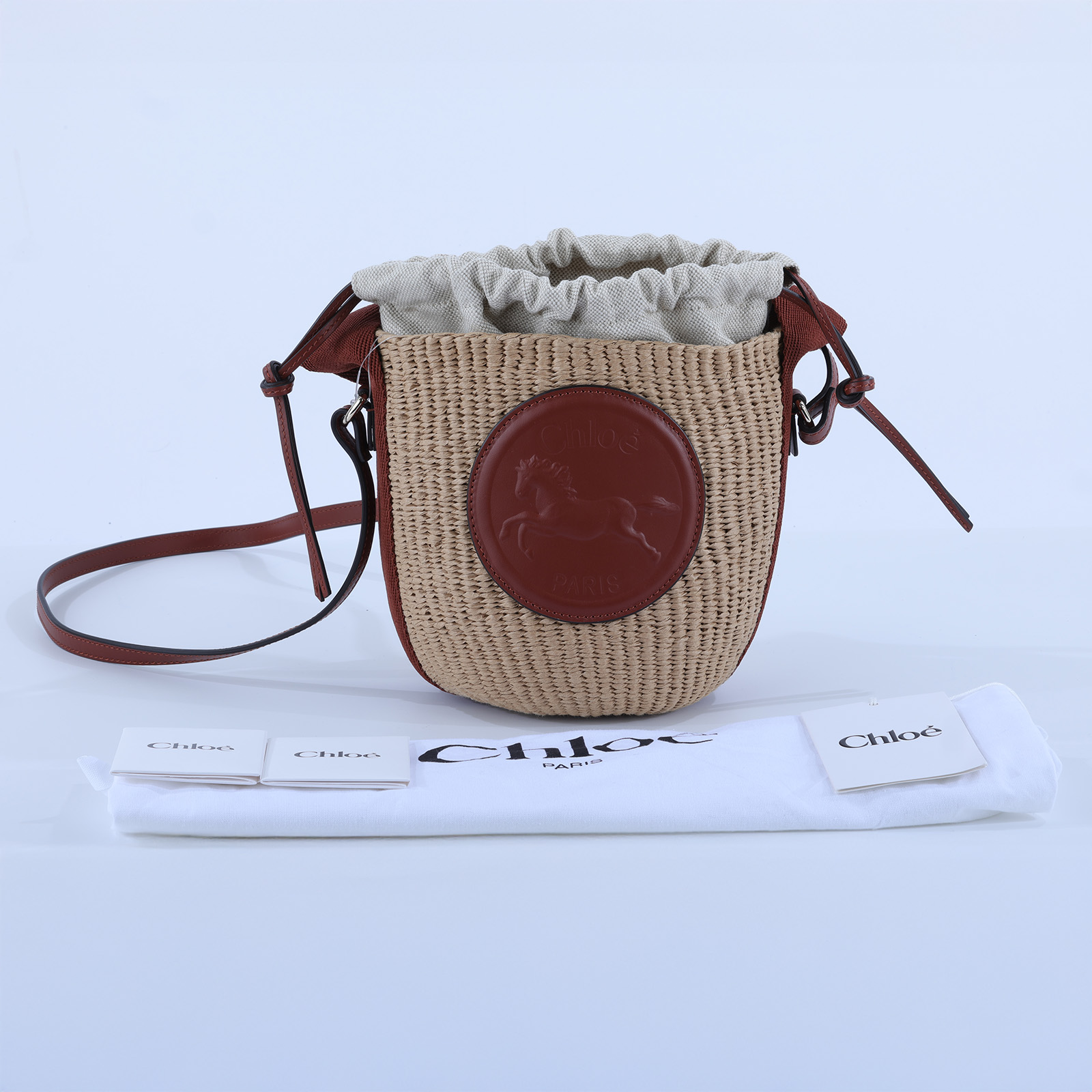 蔻依 CHLOE Horse Medal 籃式手提包 小型 CHC25SS592O8227S 咖MIFUKO草編水桶包SMALL 防塵袋