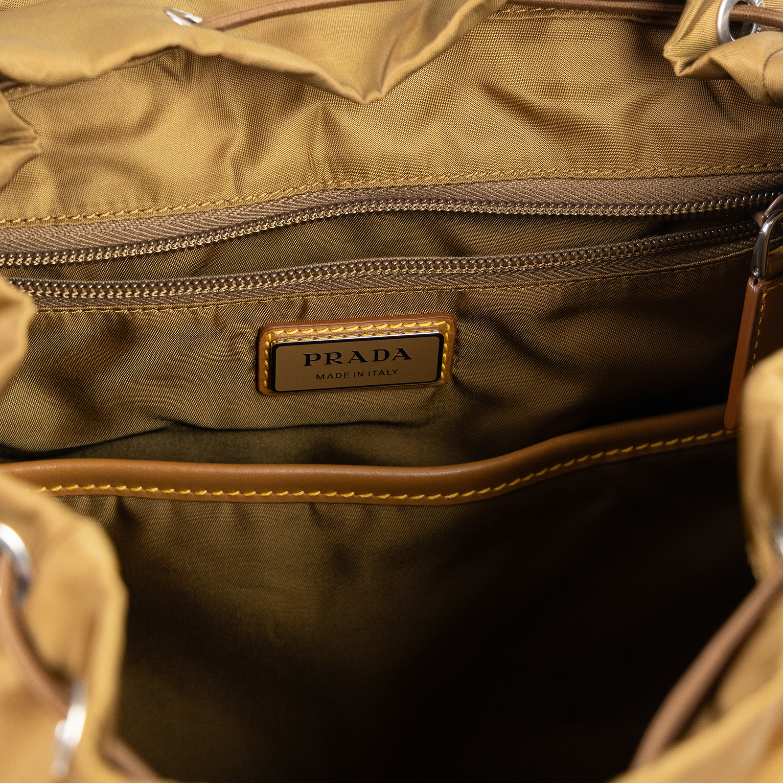 普拉達 PRADA Re-Nylon Saffiano皮革 背囊 2VZ135_2CX2 茶色RE-NYLON後背包 防塵袋