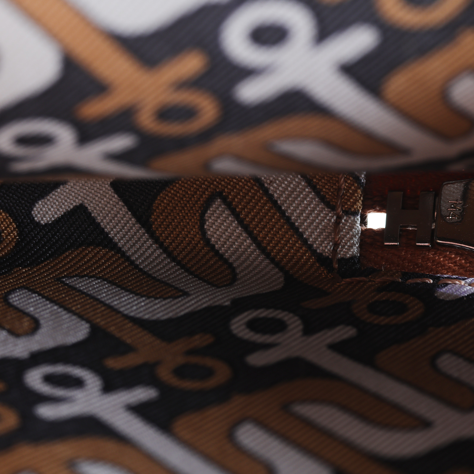 愛馬仕 Hermes SilkIn 拉鍊 絲巾 零錢包 銀色五金 金色 瑪薩拉茶色 粉筆白 H085884CKAA /W TS 006 AU  原廠盒子