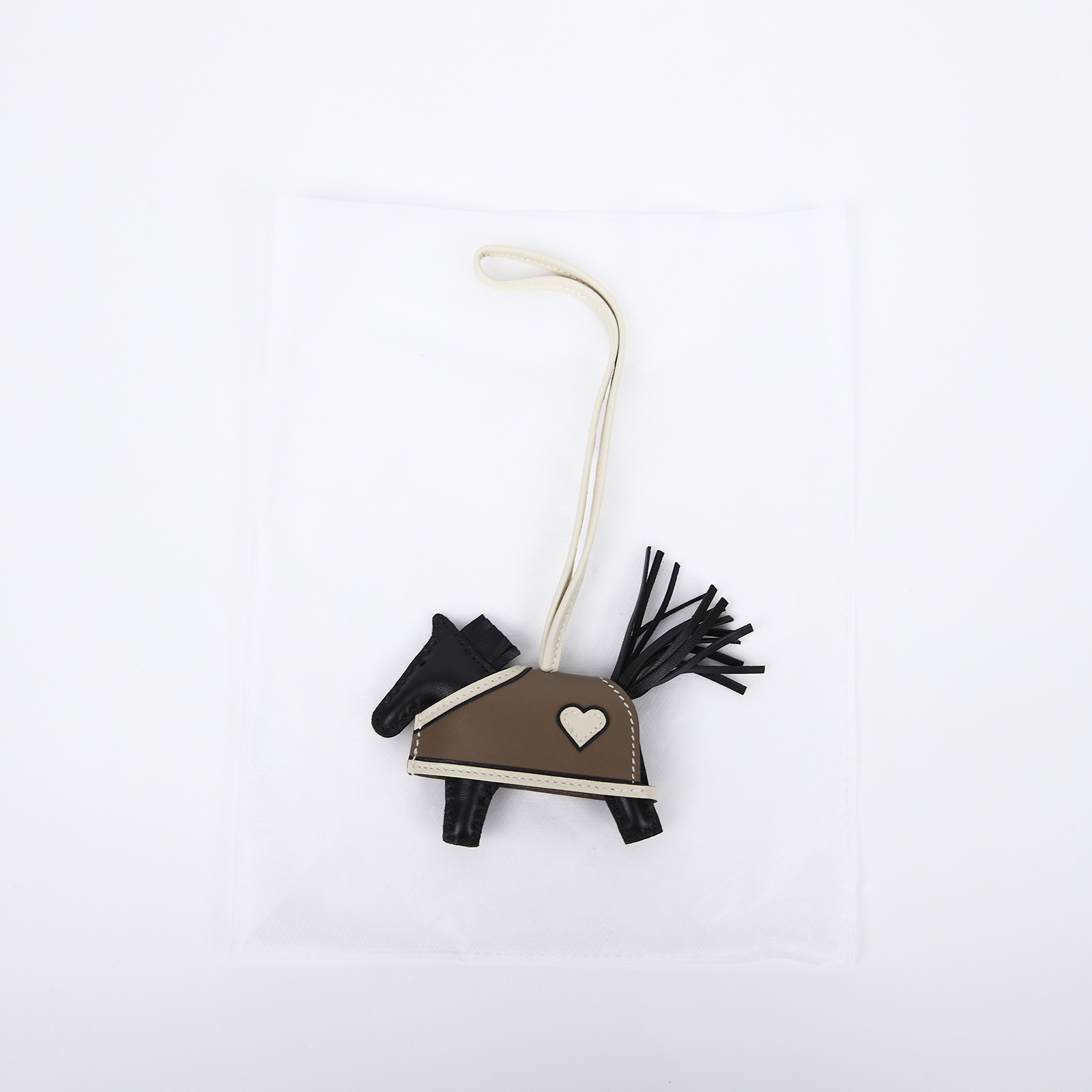 愛馬仕 Hermes Rodeo Robeo Coeur PM 飛馬 吊飾 黑色 奶昔白 大象灰 H086714CAAD K AM 004 UH  無附屬品