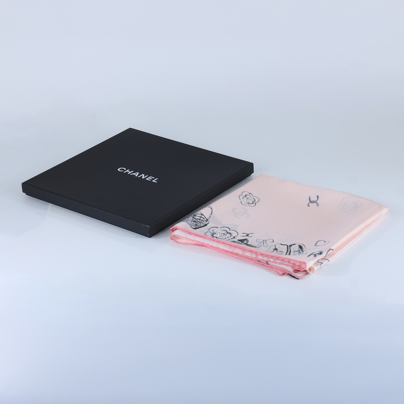 香奈兒 CHANEL CC LOGO 絲巾  粉手繪愛心絲巾90X90 原廠盒子