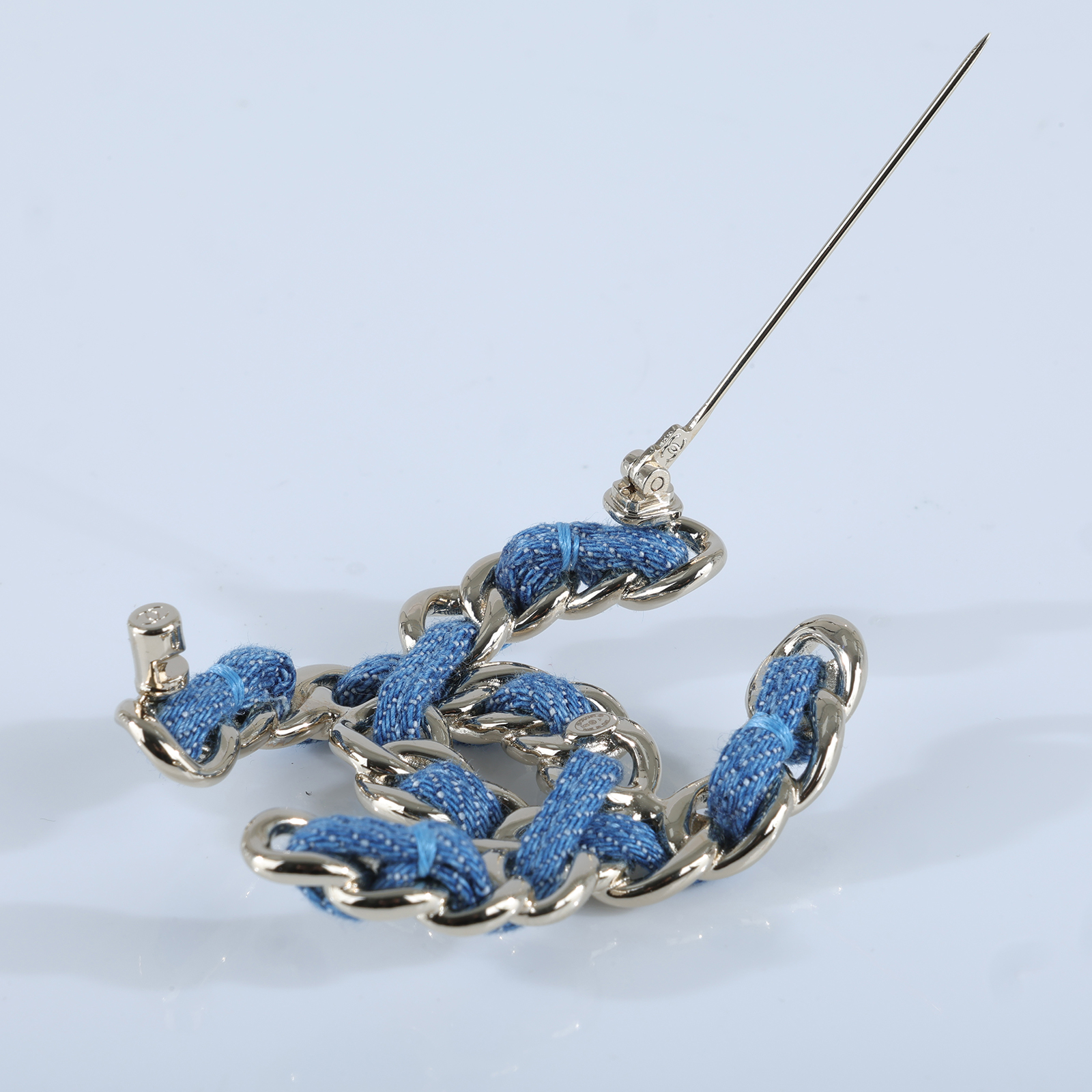 香奈兒 CHANEL CC LOGO 胸針 ABF175/B25P 牛仔皮穿鍊雙C胸針 原廠盒子/購買證明正本