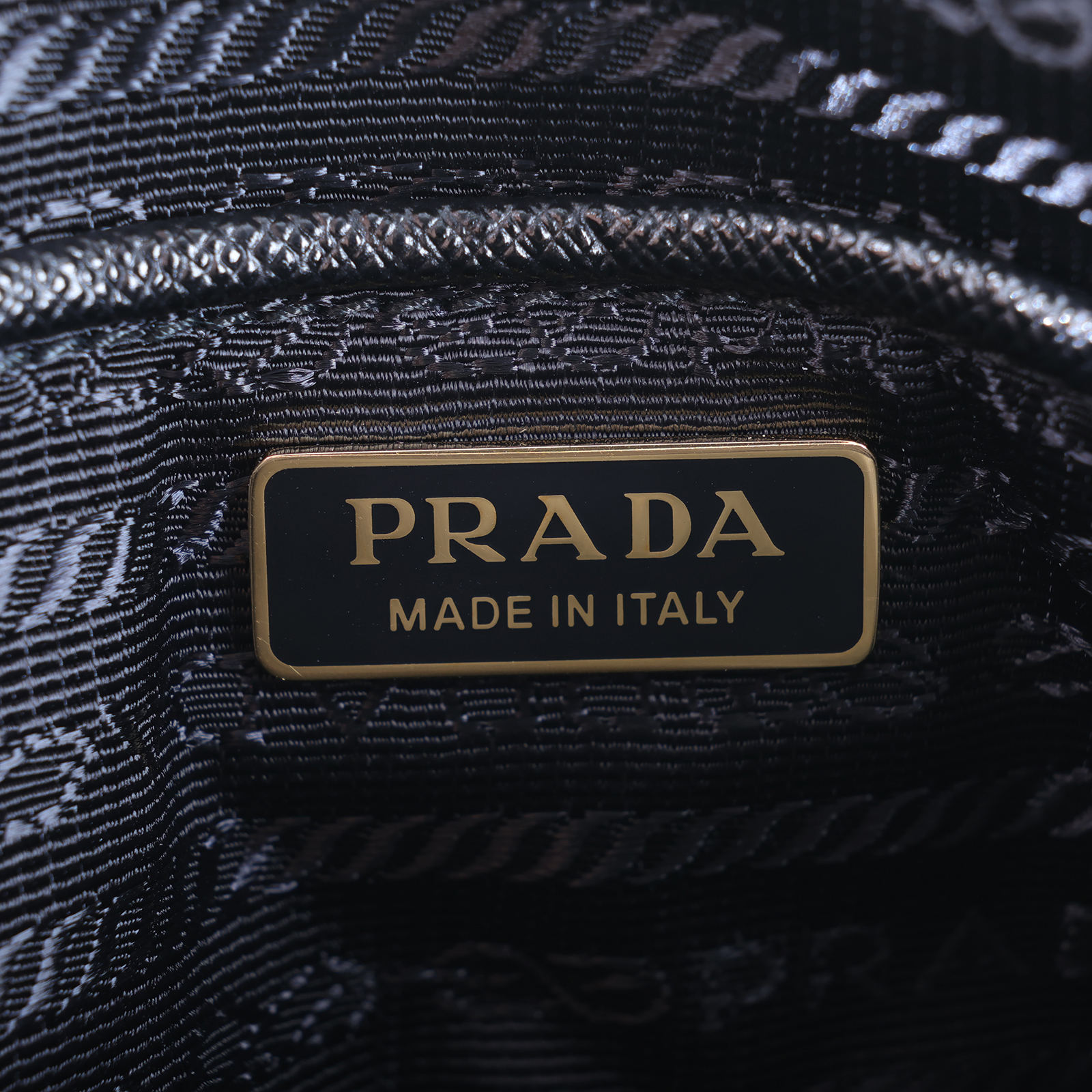 普拉達 PRADA Saffiano皮革 麻將包 手拿包 1NH004_PN9 黑防刮牛皮POUCH/肩背包 原廠盒子/保證卡