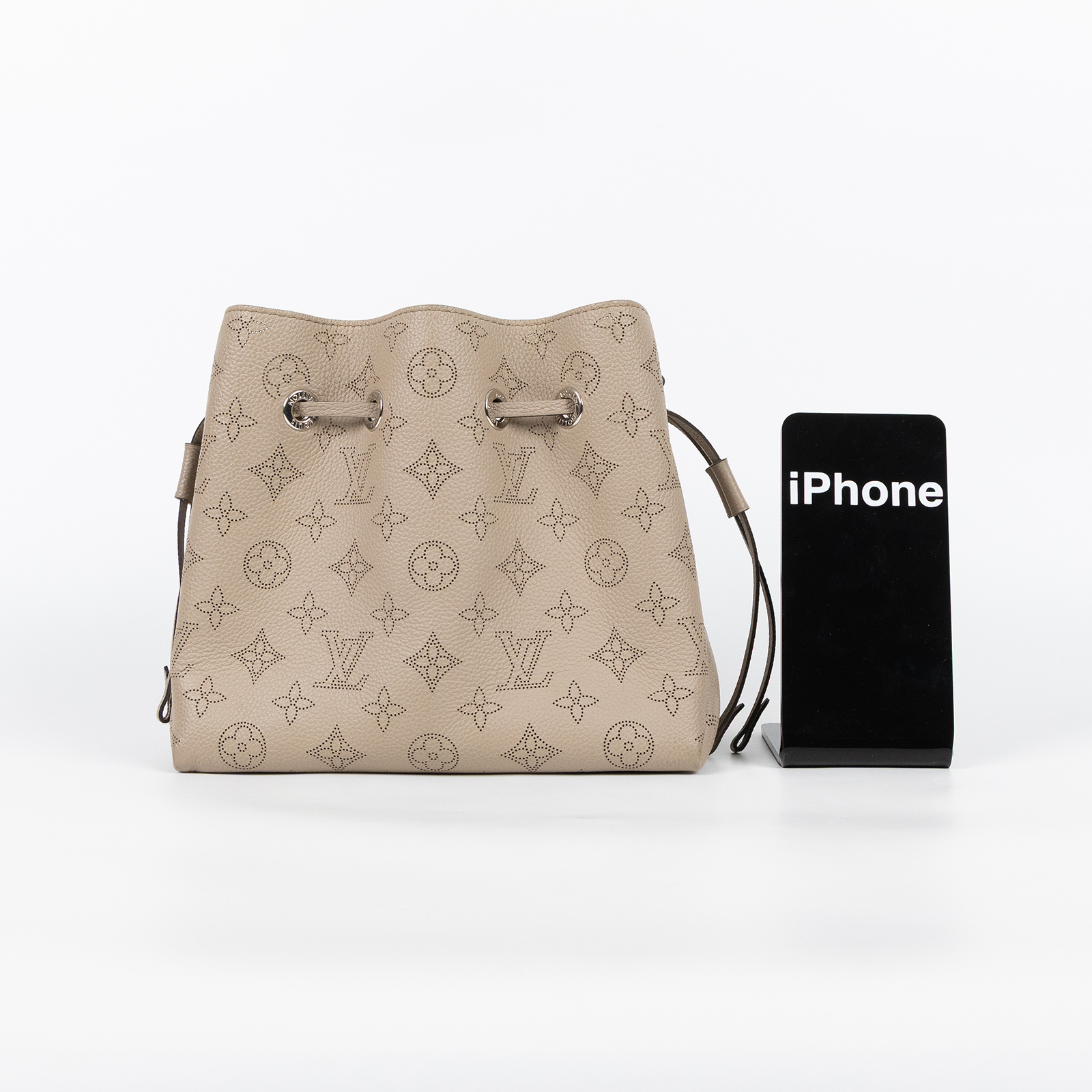 路易威登 LOUIS VUITTON Bella 水桶袋 手提包 灰色 M57201 晶片款 灰鏤空原花BELLA水桶包 原廠盒子/防塵袋/背帶2/小袋