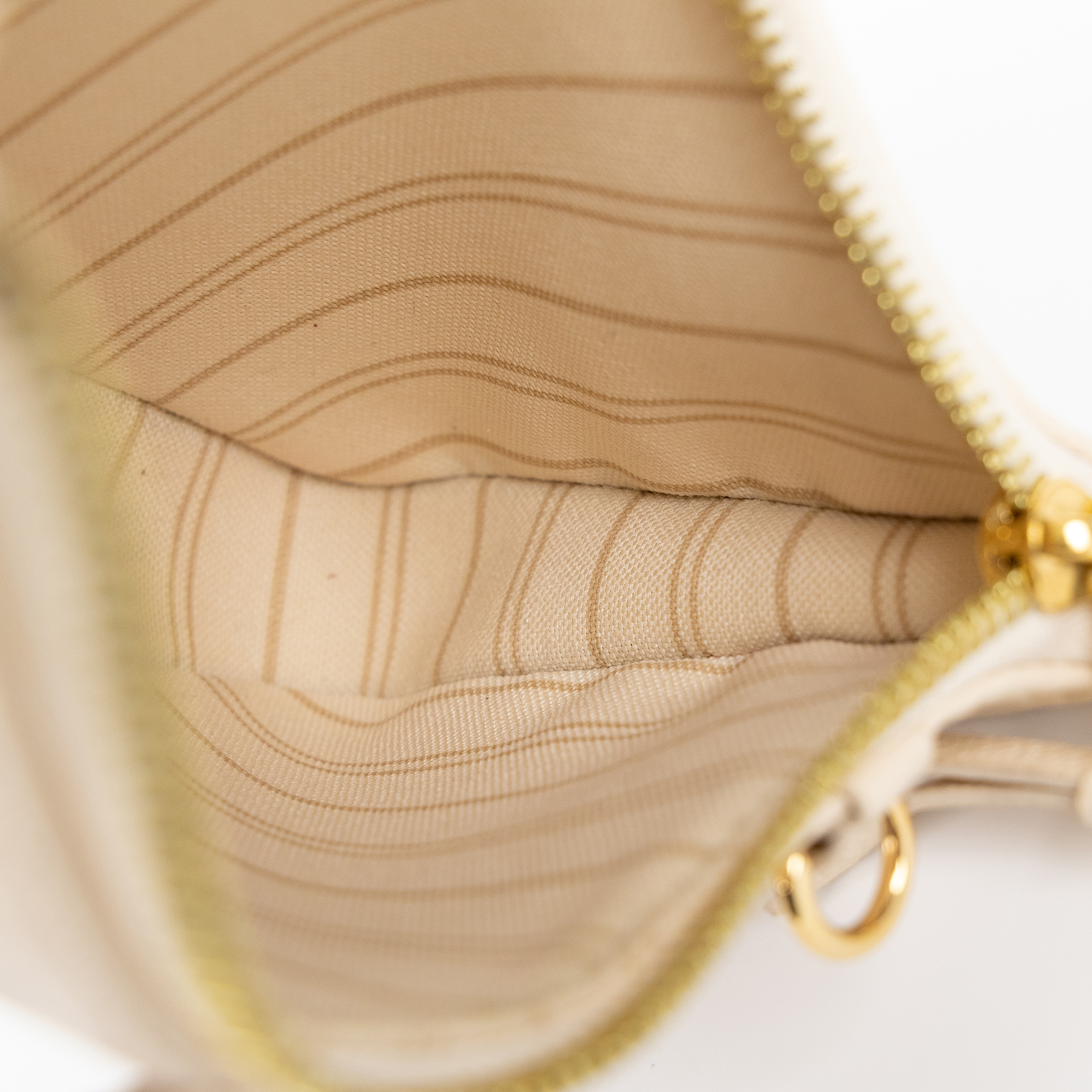 路易威登 LOUIS VUITTON Easy Pouch On Strap 壓紋牛皮二用包 奶油色 M81066 晶片款  原廠盒子/ 防塵袋/背帶2