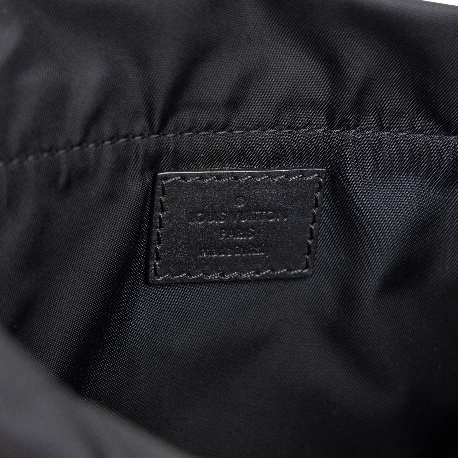 路易威登 LOUIS VUITTON Nano 肩背包 斜背包 M43875 黑壓紋SHADOW NANO 斜背包 防塵袋