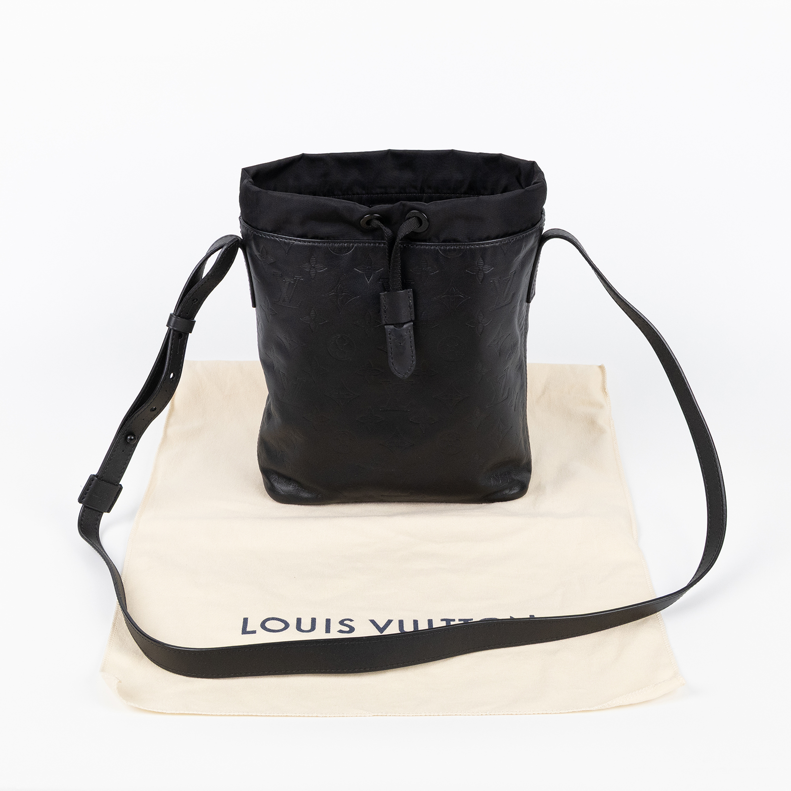路易威登 LOUIS VUITTON Nano 肩背包 斜背包 M43875 黑壓紋SHADOW NANO 斜背包 防塵袋