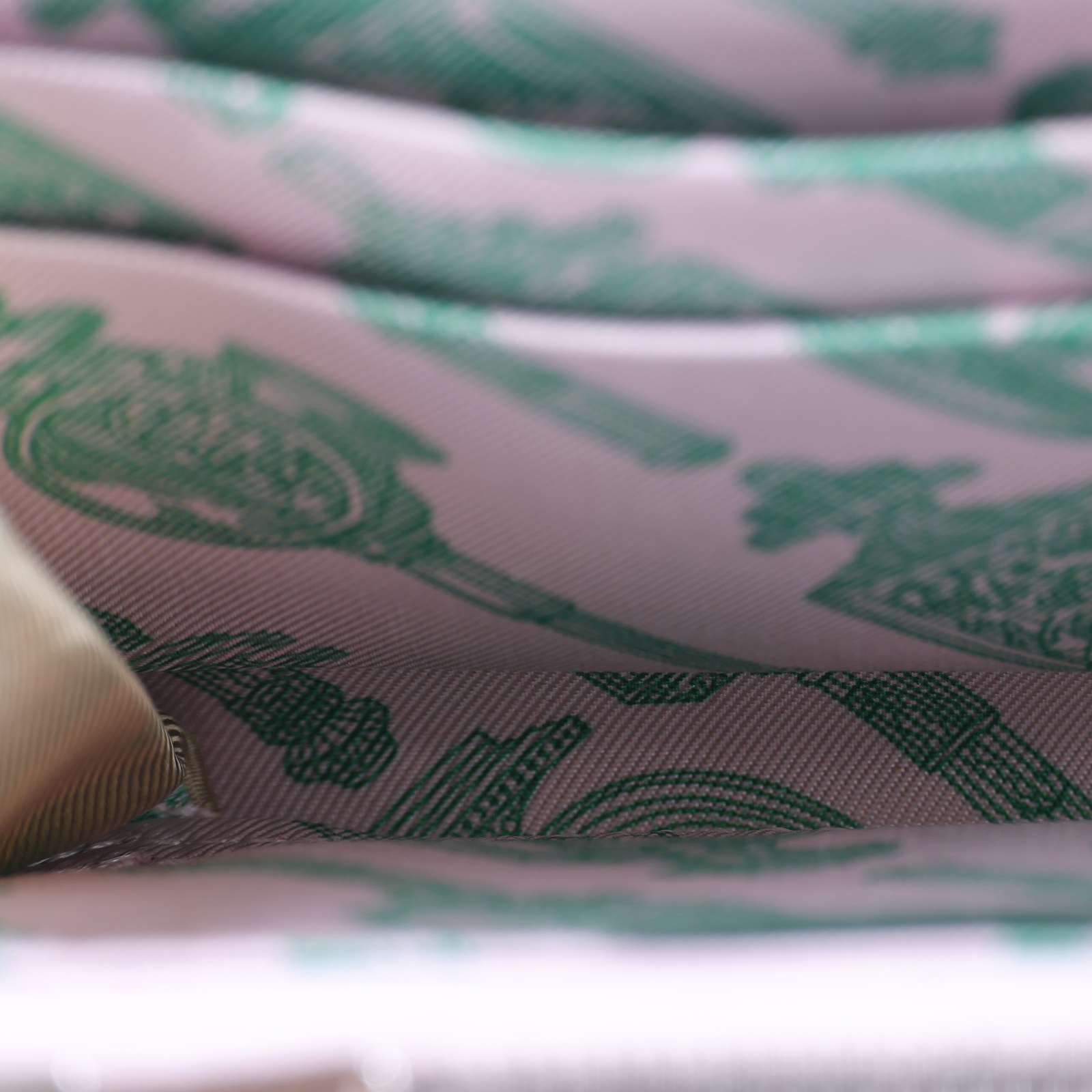 愛馬仕 Hermes SilkIn 拉鍊 絲巾 短夾 錢包 銀色五金 戀愛粉色 常綠色 H086388CKAB /W TS 011 AU  原廠盒子/購買證明影本