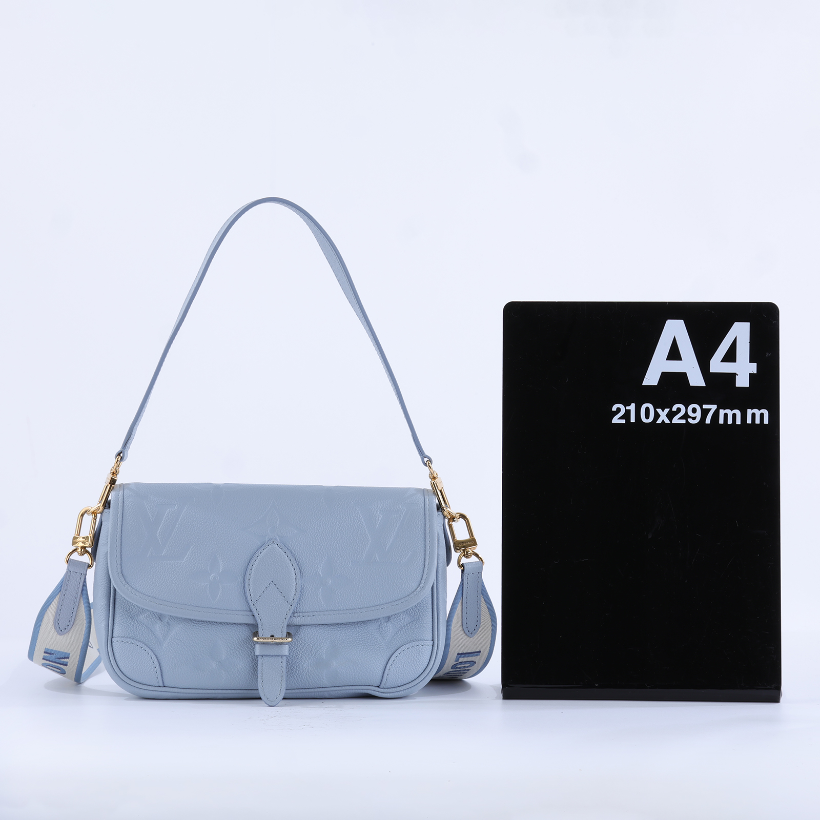 路易威登 LOUIS VUITTON Diane 腋下包法棍 單肩背包 淺藍 M46846 晶片款 藍原花壓印DIANE肩背包 防塵袋/背帶