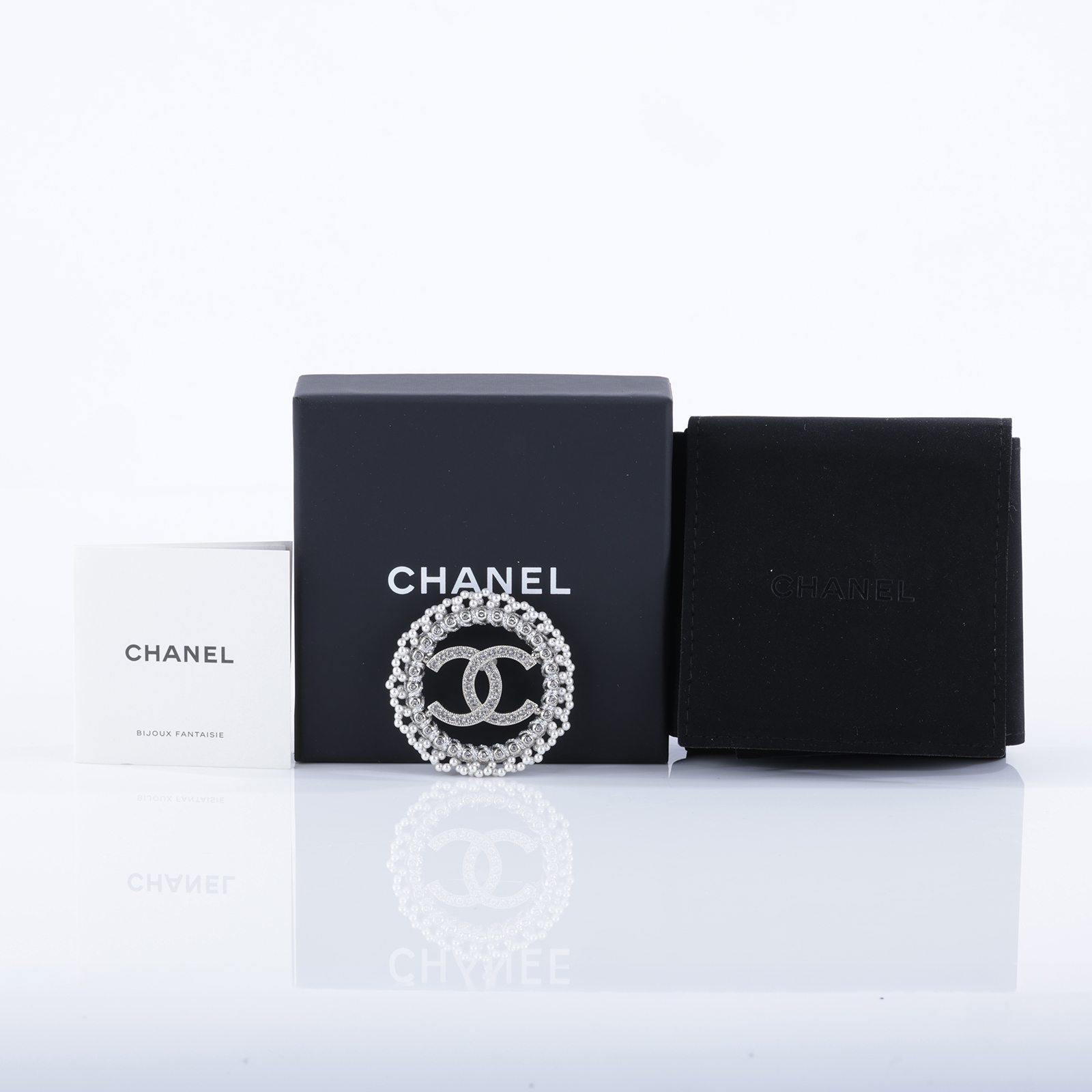 香奈兒 CHANEL CC LOGO 胸針 ABF468 B19982C25 P 銀雙C鑲水鑽外圈珍珠胸針 原廠盒子/內襯