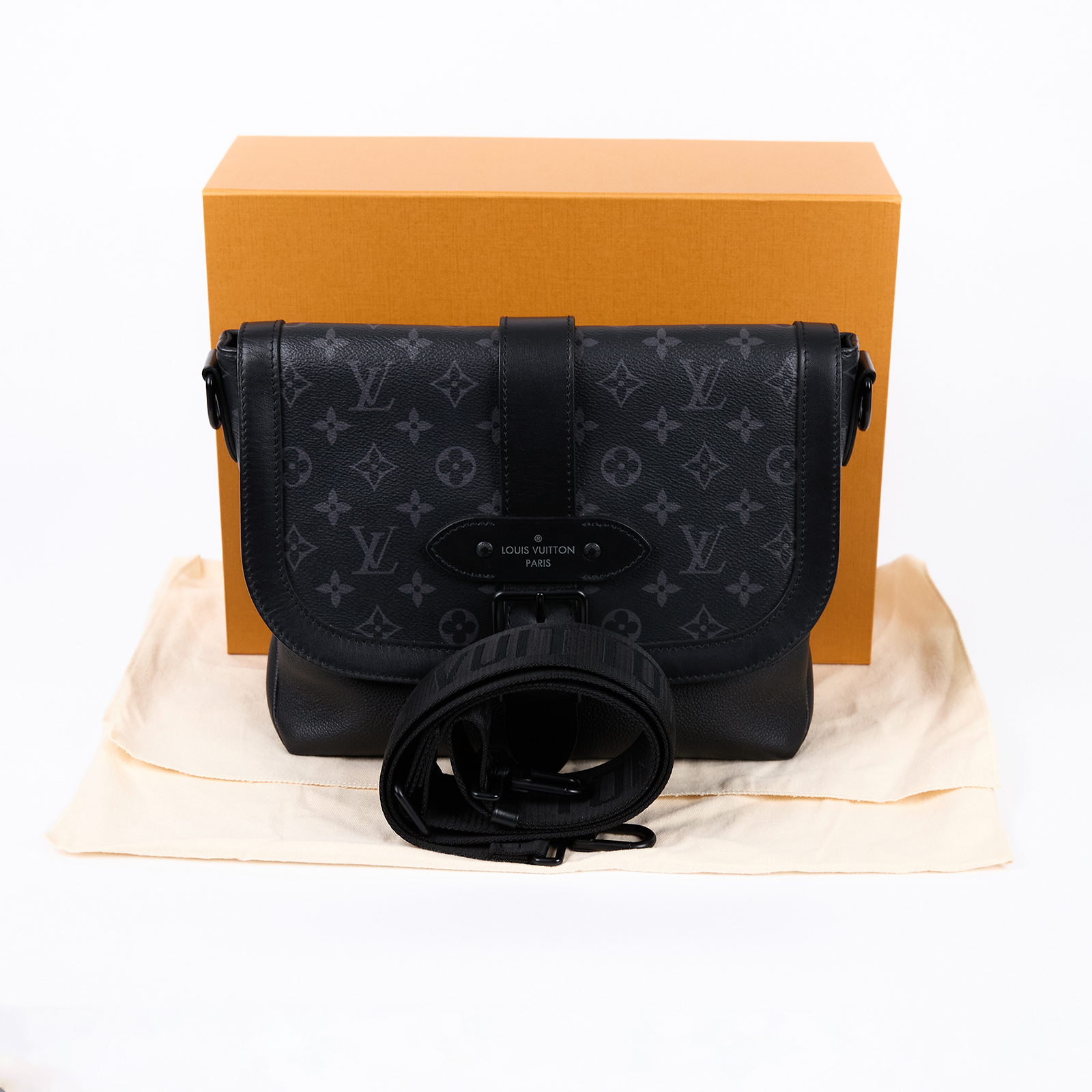 路易威登 LOUIS VUITTON Saumur 郵差包 M45911 晶片款 黑老花SAUMUR郵差包 原廠盒子/防塵袋/背帶