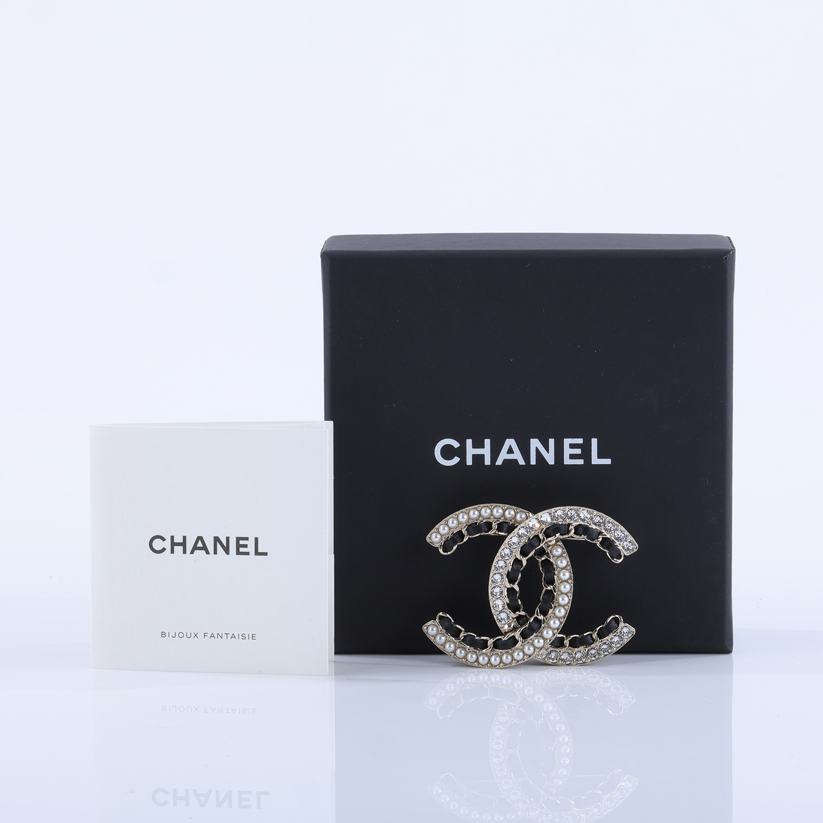 香奈兒 CHANEL CC Logo 胸針 配飾 AB5199 B04609B20K 珍珠水鑽皮穿鍊胸針 原廠盒子