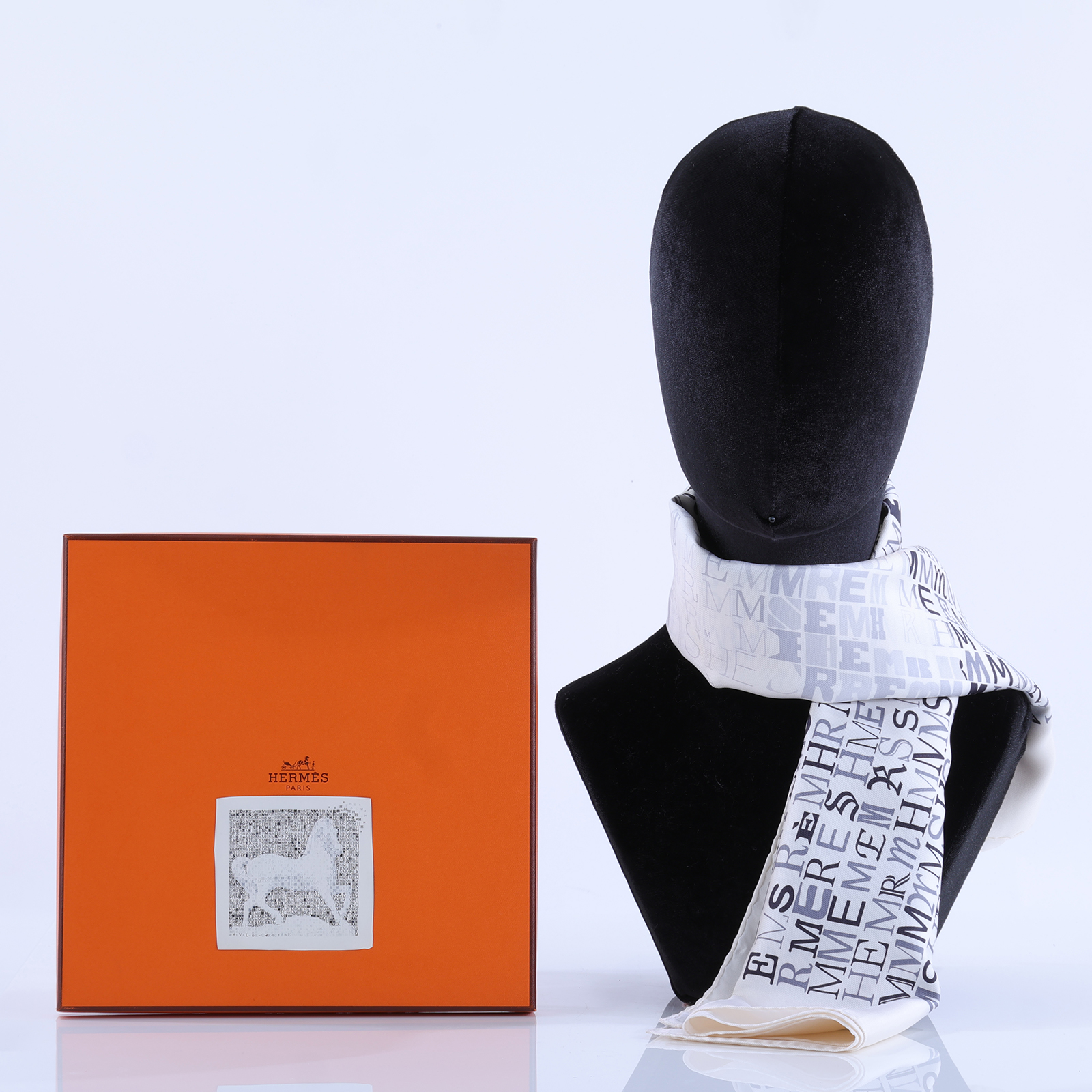 愛馬仕 Hermes Silk Carré 90 絲巾   黑白LOGO買賽克馬90 原廠盒子