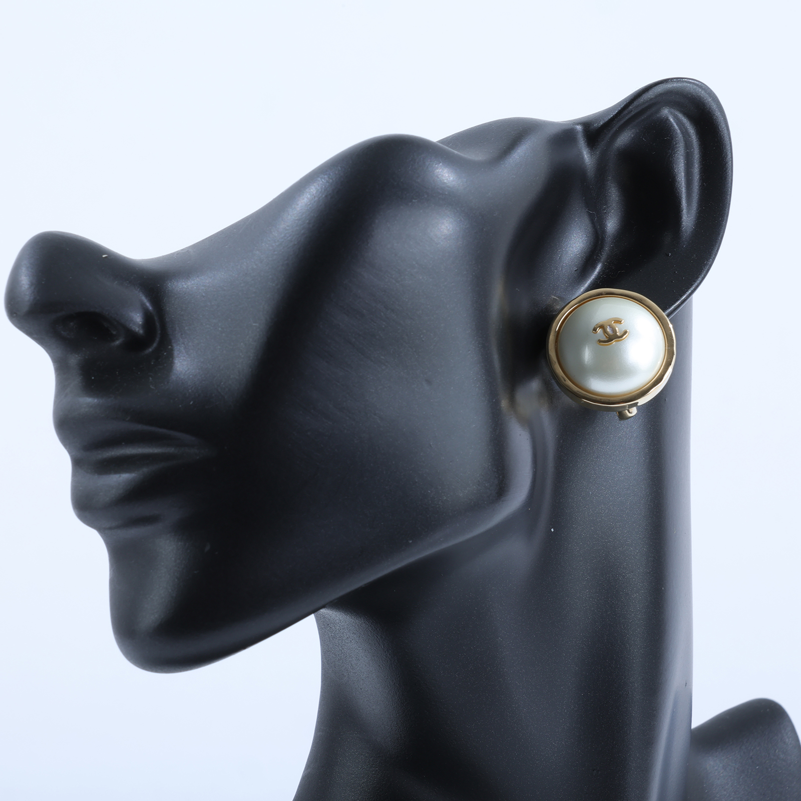 香奈兒 CHANEL 耳釘式耳環 Stud Earrings ABH732 B24774B26 A 金色珍珠圓盤耳夾 原廠盒子/底襯