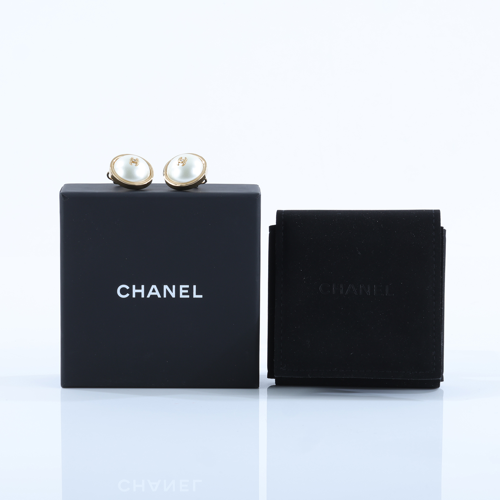 香奈兒 CHANEL 耳釘式耳環 Stud Earrings ABH732 B24774B26 A 金色珍珠圓盤耳夾 原廠盒子/底襯