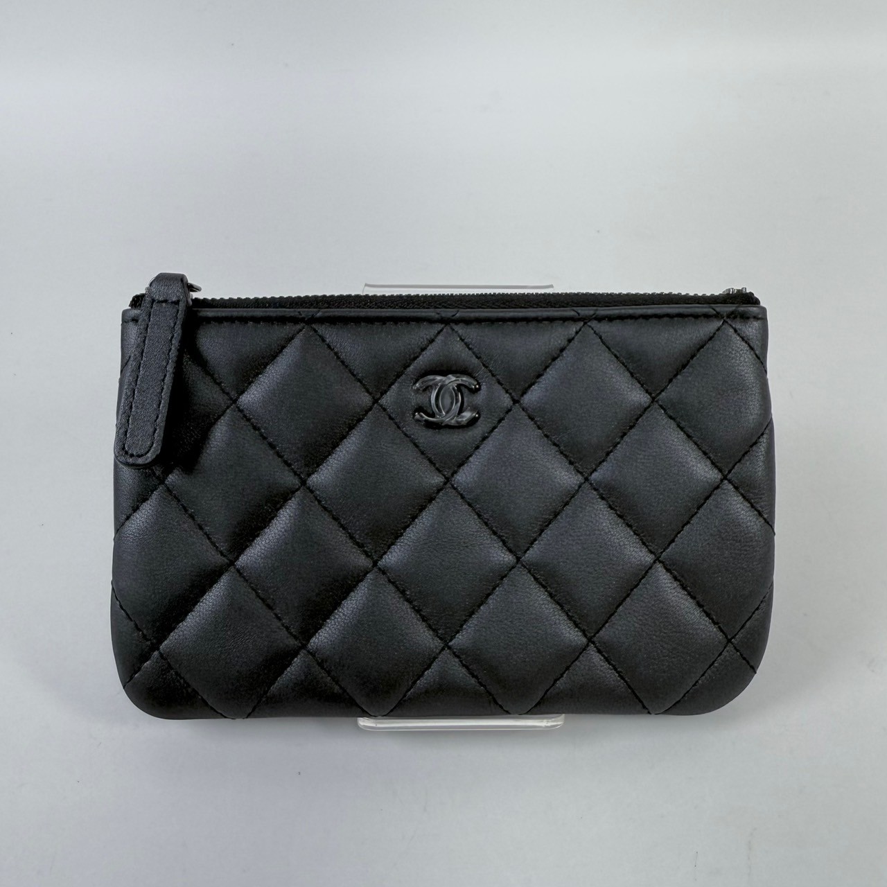 香奈兒 CHANEL 手拿包 隨身包 零錢包 小皮件 A82365 SO BLACK 黑羊一字拉 POUCH 原廠盒子/防塵袋