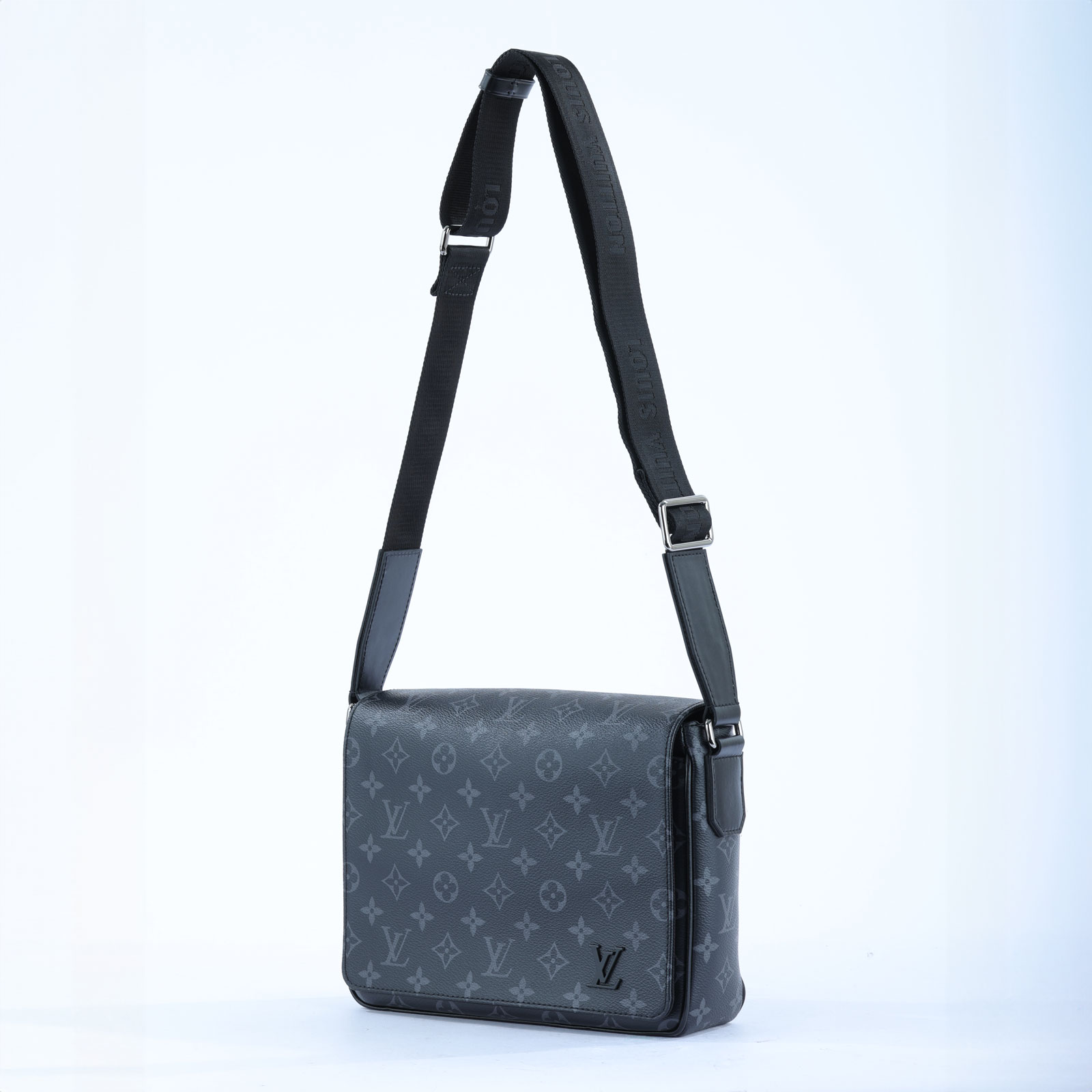 路易威登 LOUIS VUITTON District PM 肩背包 Eclipse帆布 黑色 M46255 晶片款  原廠盒子/防塵袋