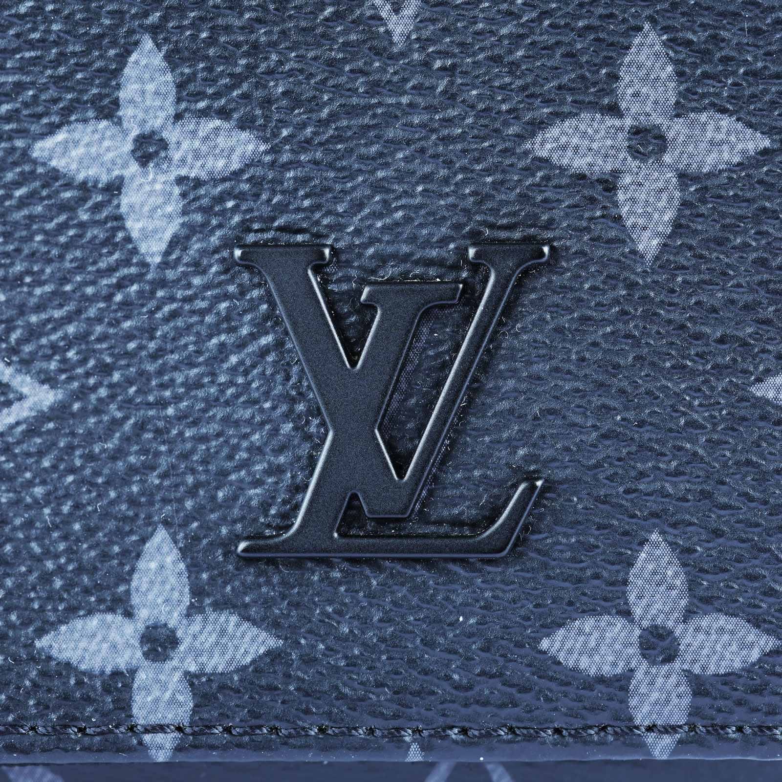 路易威登 LOUIS VUITTON District PM 肩背包 Eclipse帆布 黑色 M46255 晶片款  原廠盒子/防塵袋