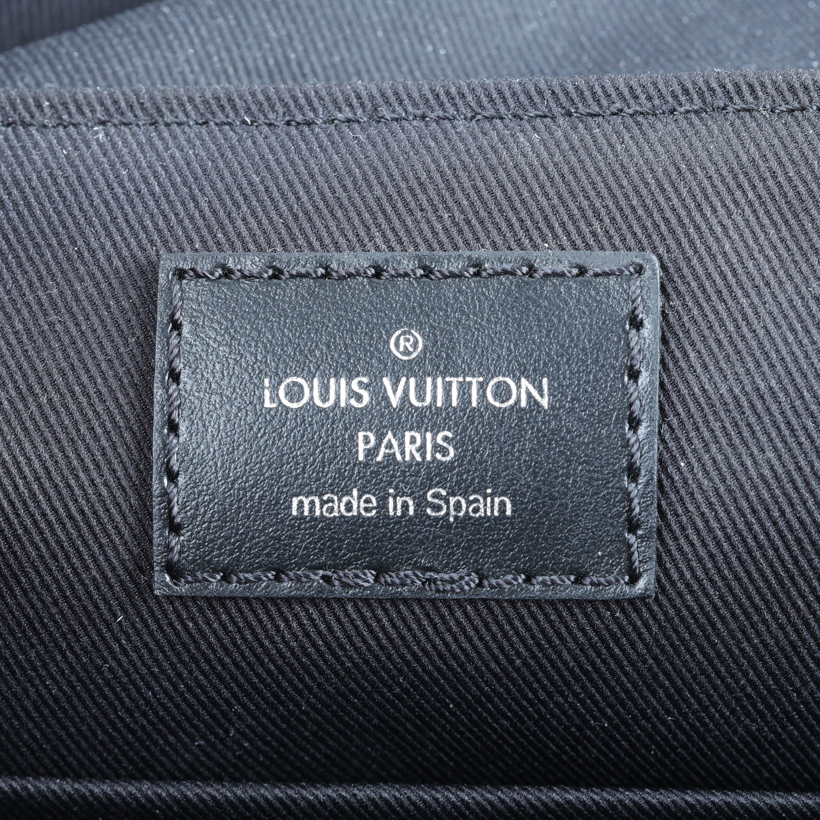 路易威登 LOUIS VUITTON District PM 肩背包 Eclipse帆布 黑色 M46255 晶片款  原廠盒子/防塵袋
