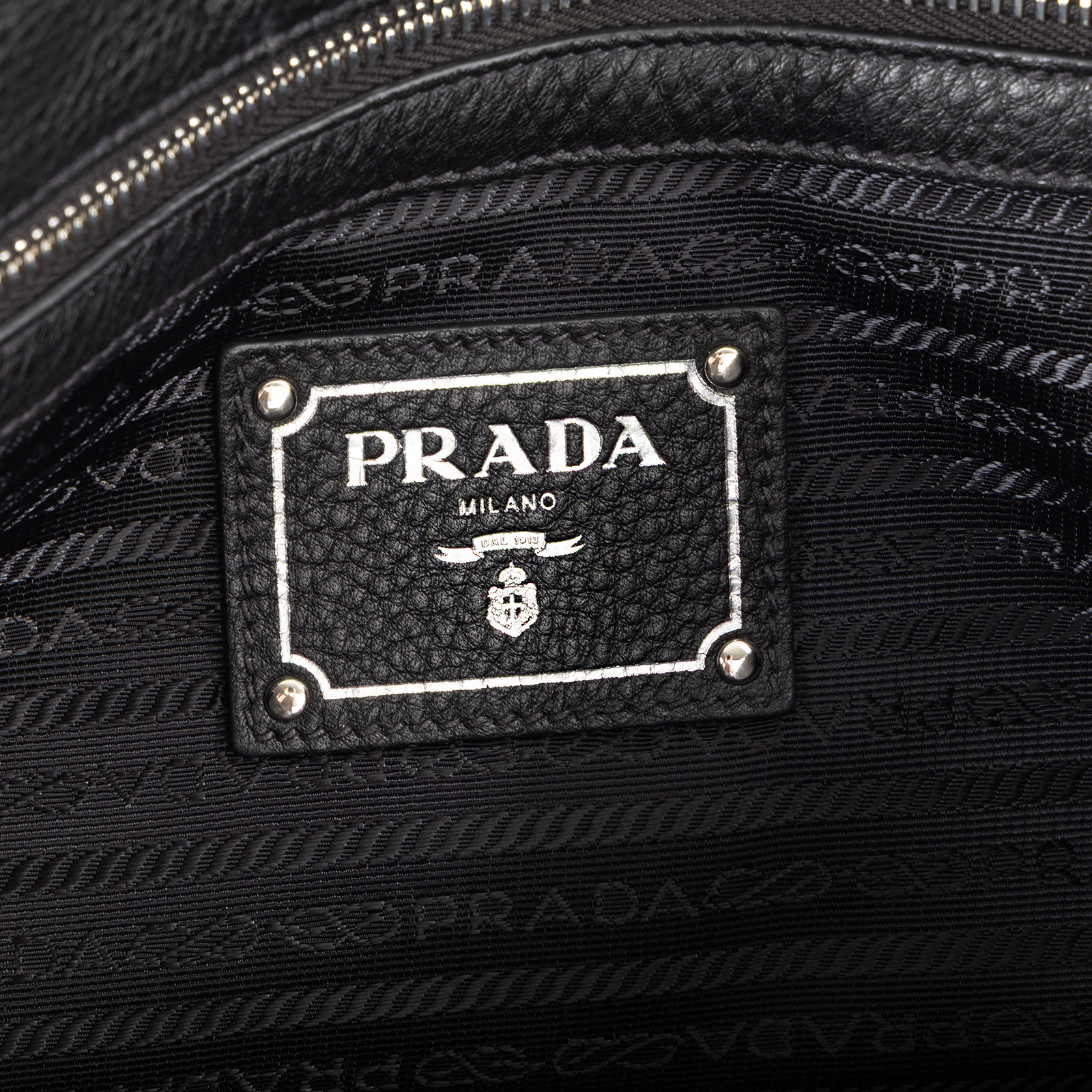 普拉達 PRADA Vitello Daino 托特包 1BG099_2E8K 黑色牛皮肩背包 防塵袋