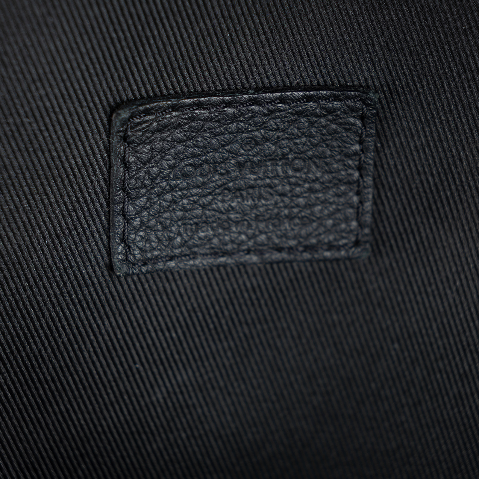 路易威登 LOUIS VUITTON Discovery 後背包 黑色 M46553 晶片款 黑原花壓紋後背包 原廠盒子/防塵袋/購買證明