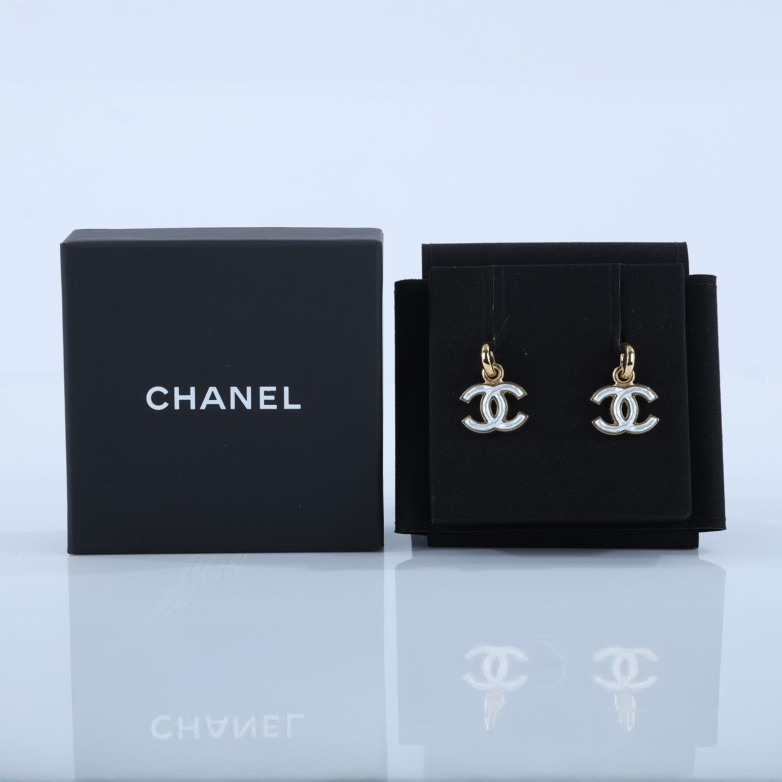 香奈兒 CHANEL 耳釘 23/A 白色LOGO耳環 原廠盒子
