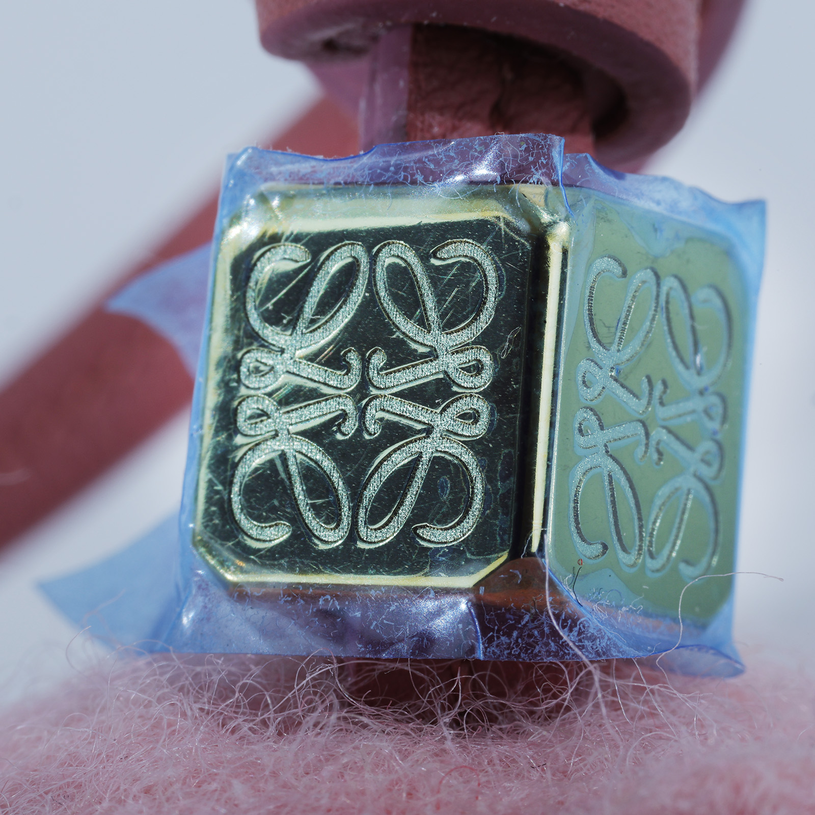 羅意威 LOEWE 豬仔造型吊飾 C621232XBD 粉豬毛氈吊飾 防塵袋