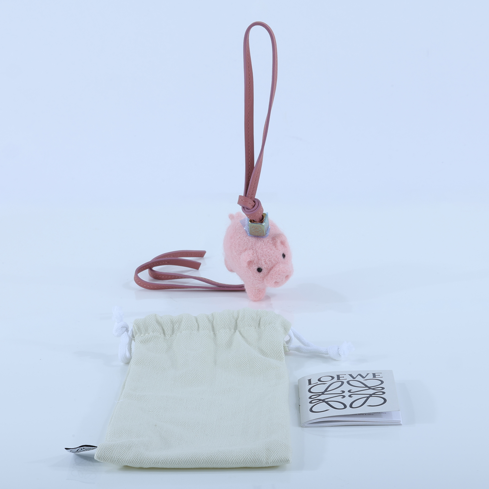 羅意威 LOEWE 豬仔造型吊飾 C621232XBD 粉豬毛氈吊飾 防塵袋