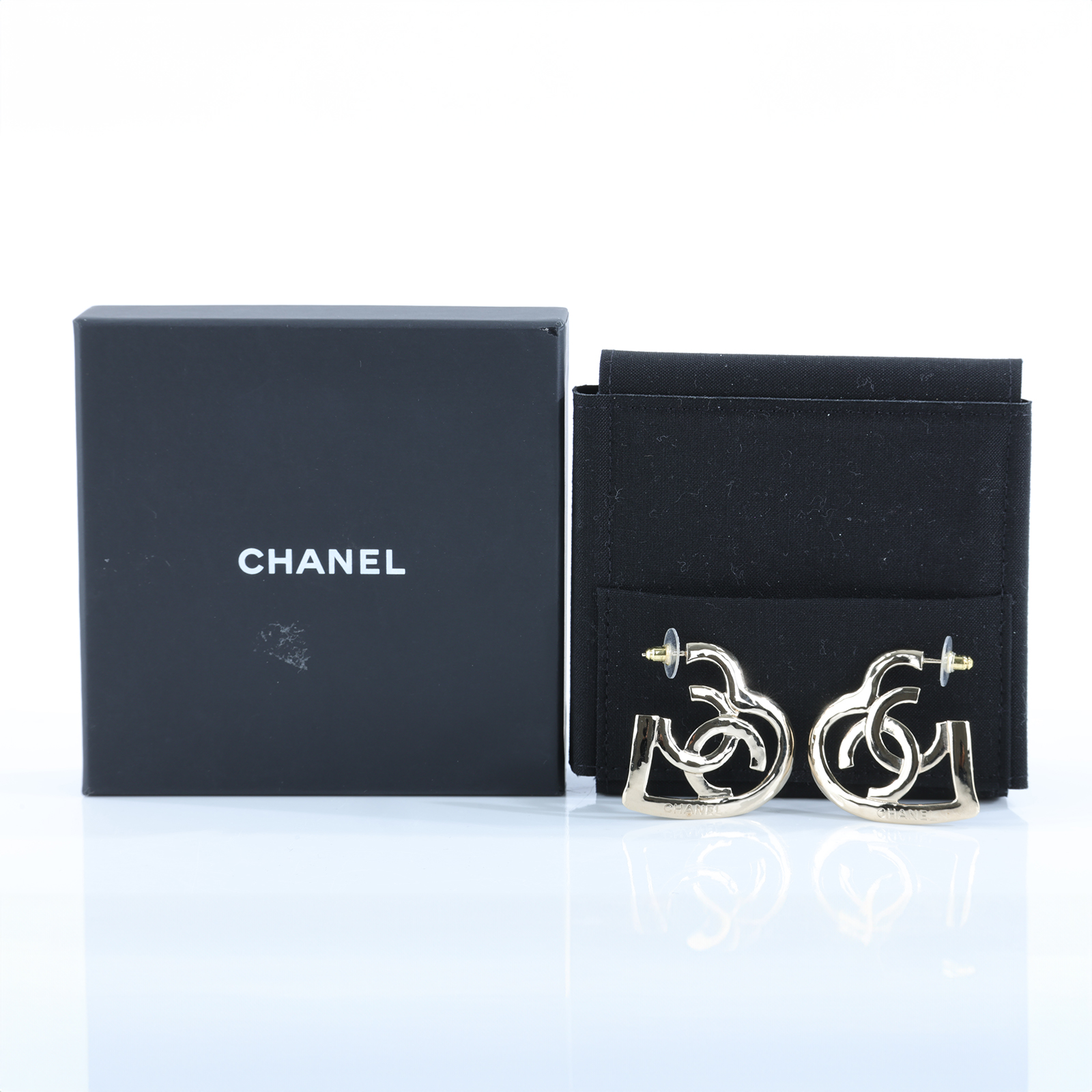 香奈兒 CHANEL CC LOGO 耳環 耳釘 B22/P 金愛心LOGO耳環 原廠盒子/內襯