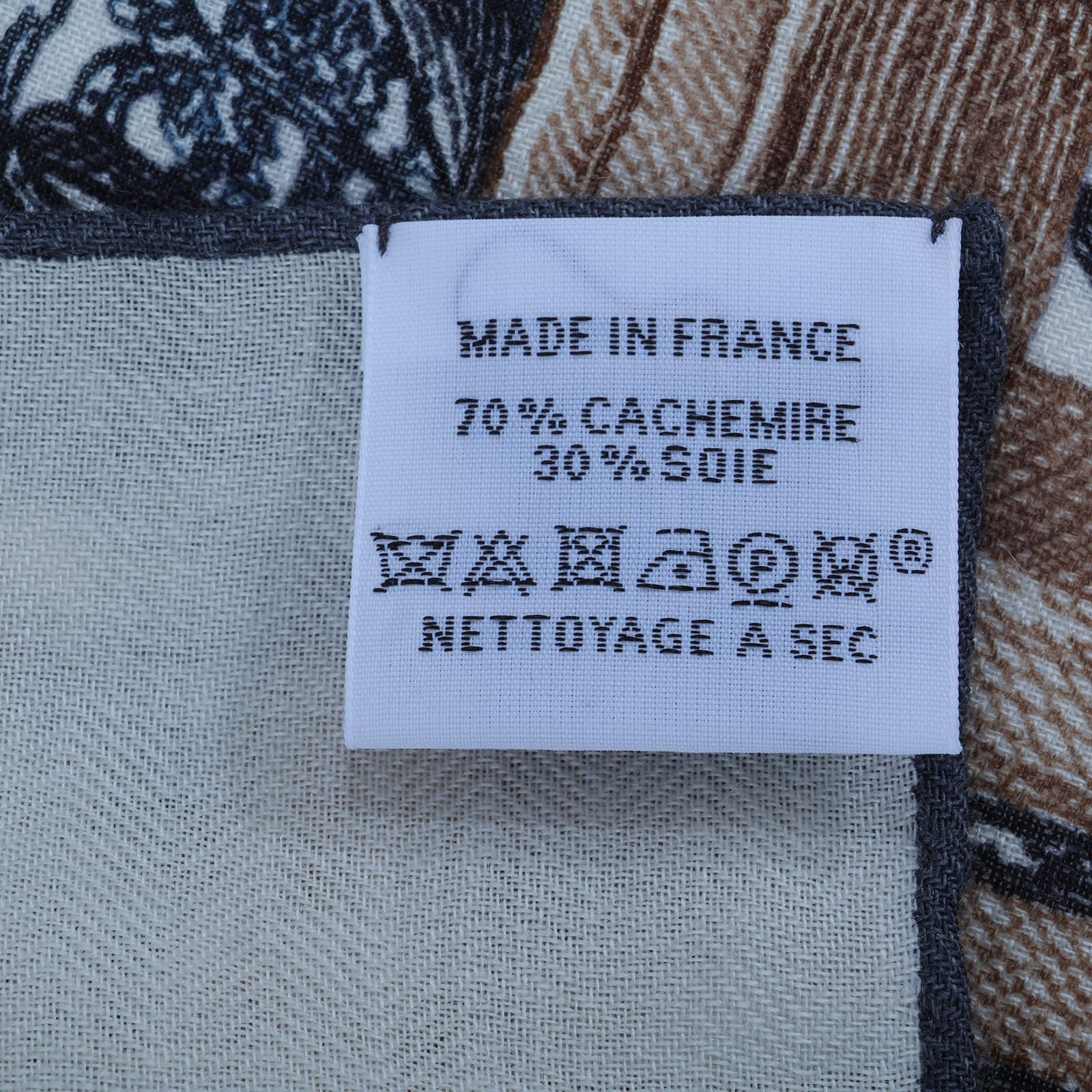 愛馬仕 Hermes Le Monde dHermes 140 披肩 白色 板岩深灰 大象灰 H244230Sv13  淺灰馬草圖喀什米爾圍巾 原廠盒子