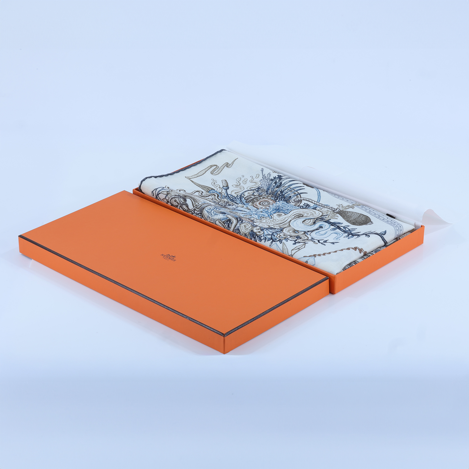 愛馬仕 Hermes Le Monde dHermes 140 披肩 白色 板岩深灰 大象灰 H244230Sv13  淺灰馬草圖喀什米爾圍巾 原廠盒子