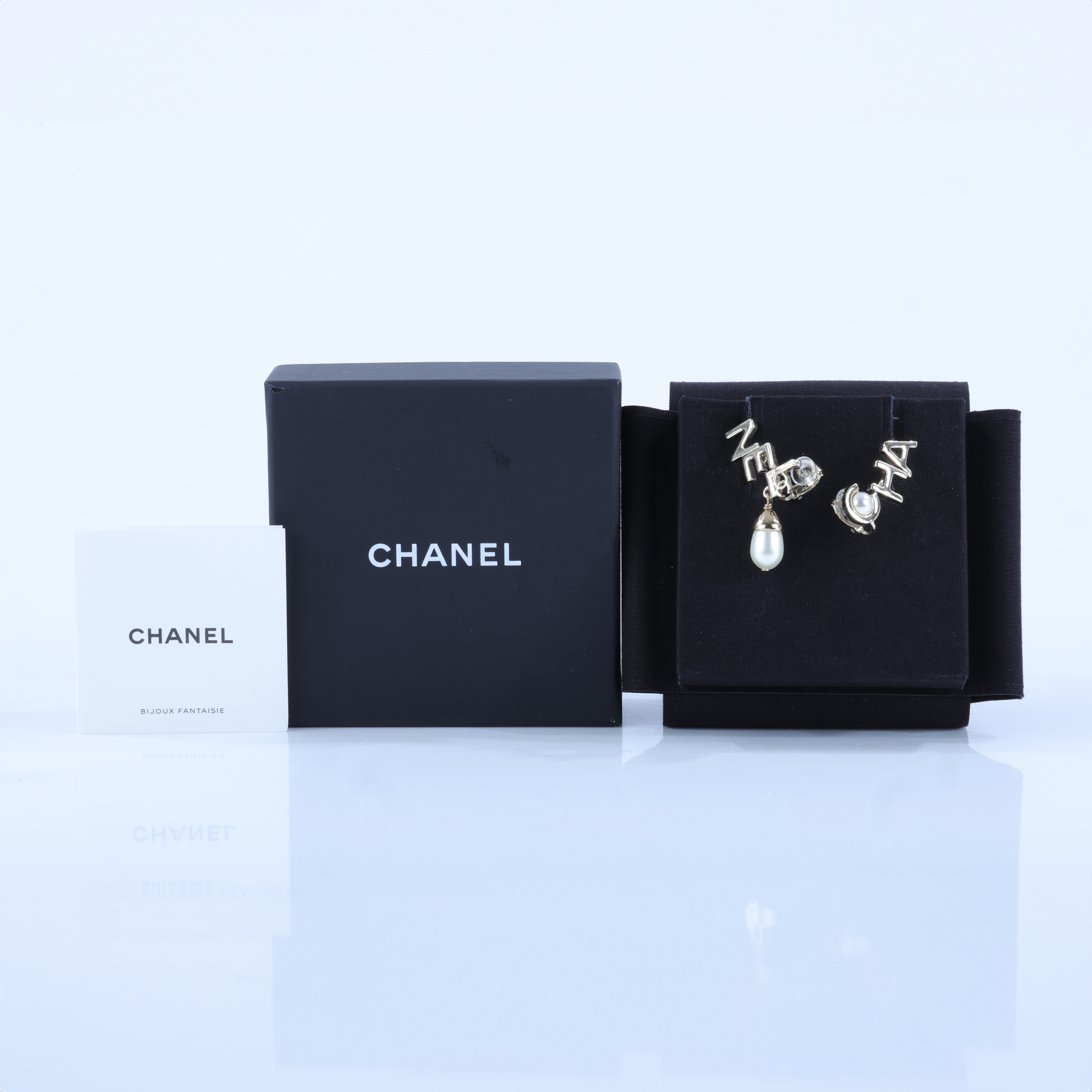香奈兒 CHANEL 珍珠 耳環 耳釘 A22K 金字母耳環 原廠盒子/底襯