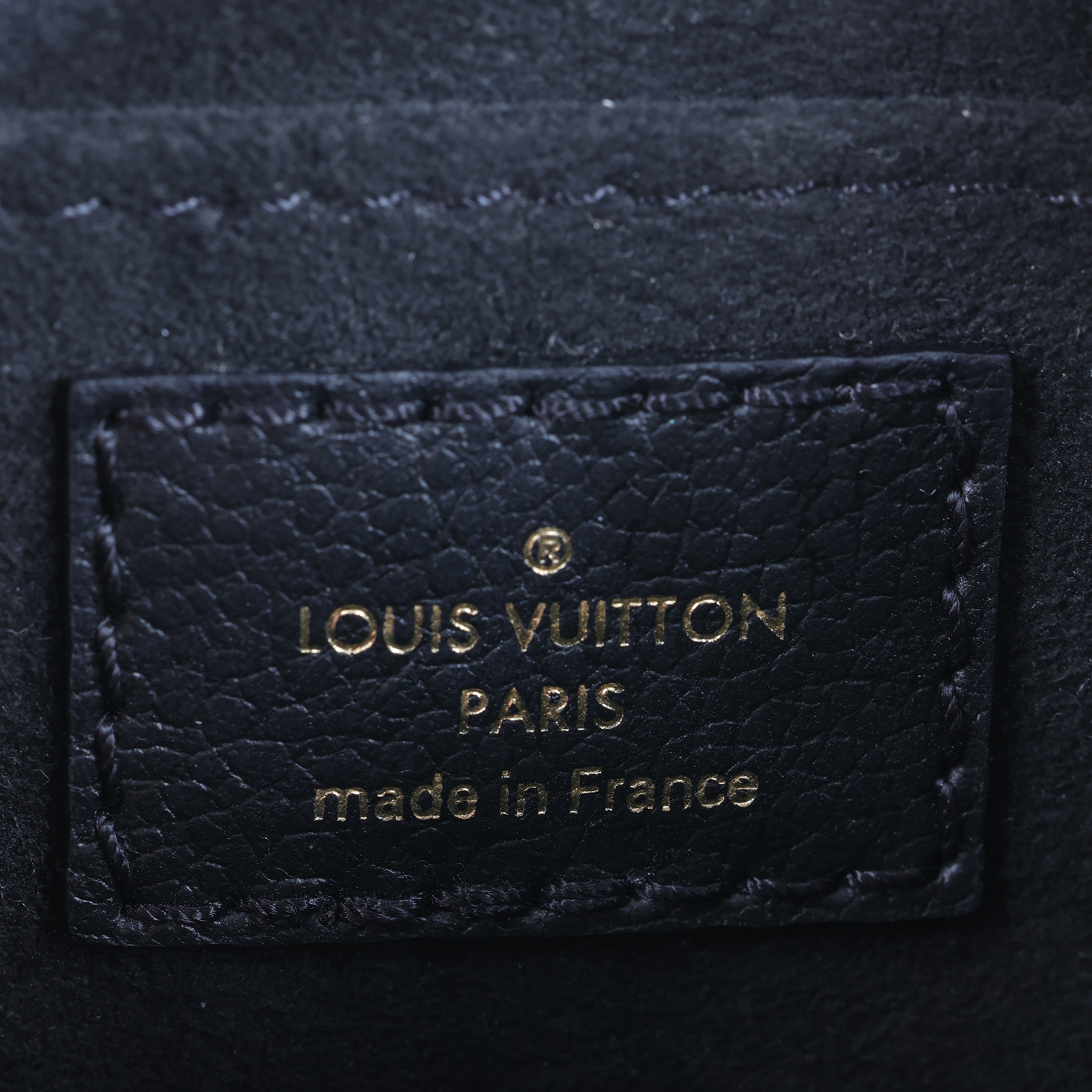 路易威登 LOUIS VUITTON Petit Sac Plat 黑色壓紋 迷你 琴譜包 M81417 晶片款 黑原花壓紋琴譜包 背帶