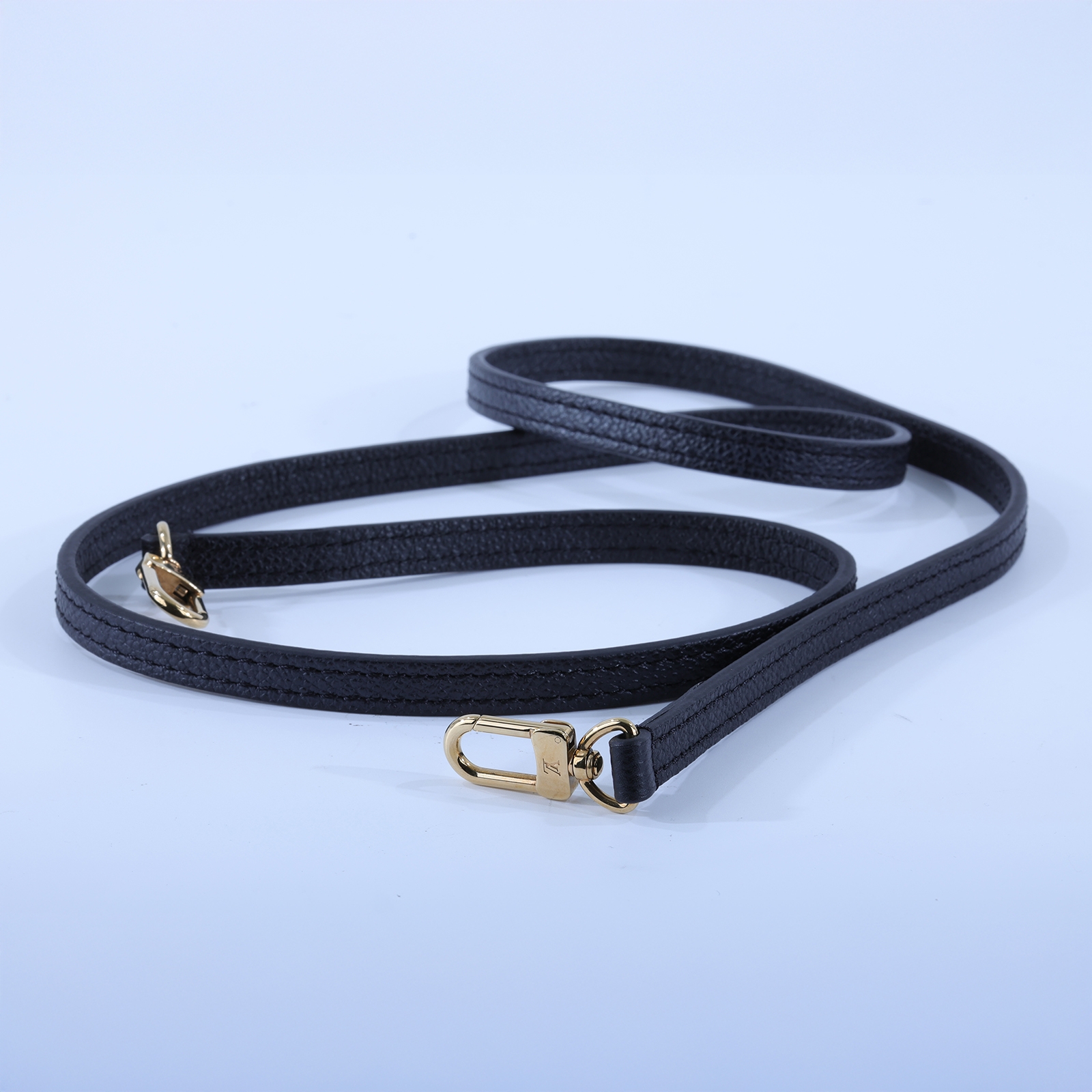 路易威登 LOUIS VUITTON Petit Sac Plat 黑色壓紋 迷你 琴譜包 M81417 晶片款 黑原花壓紋琴譜包 背帶