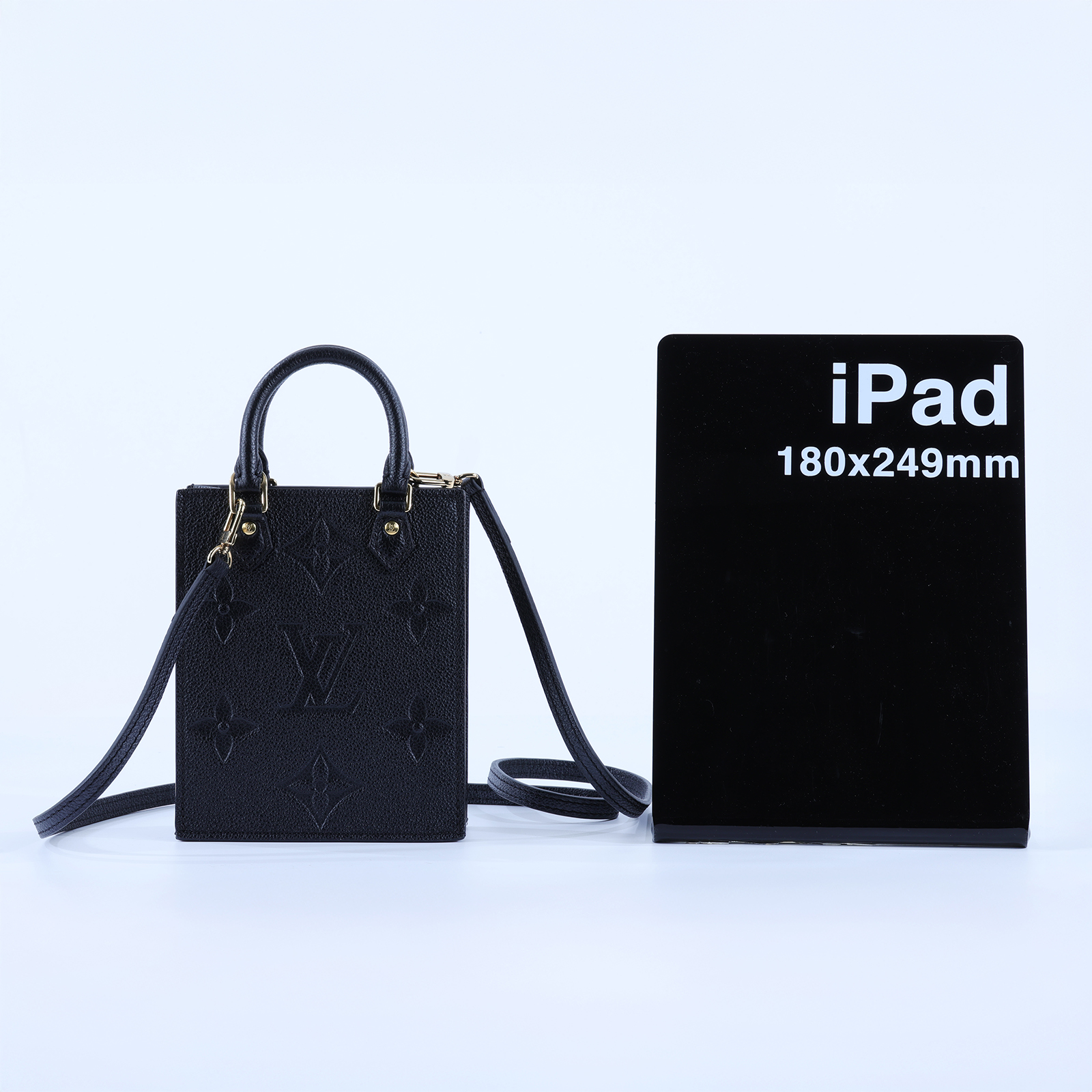 路易威登 LOUIS VUITTON Petit Sac Plat 黑色壓紋 迷你 琴譜包 M81417 晶片款 黑原花壓紋琴譜包 背帶