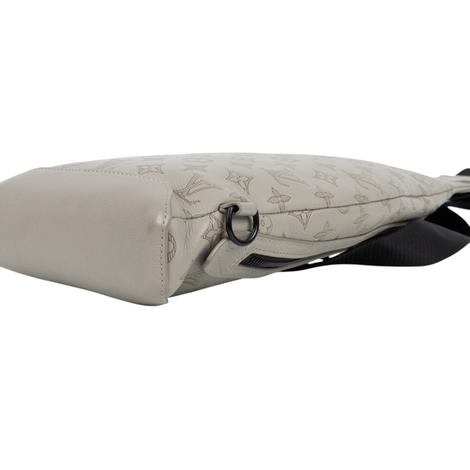 路易威登 LOUIS VUITTON 斜背包 胸口包 M14916 晶片款 米灰色SHADOW壓紋胸包 零錢包/原廠盒子/防塵袋/購買證明