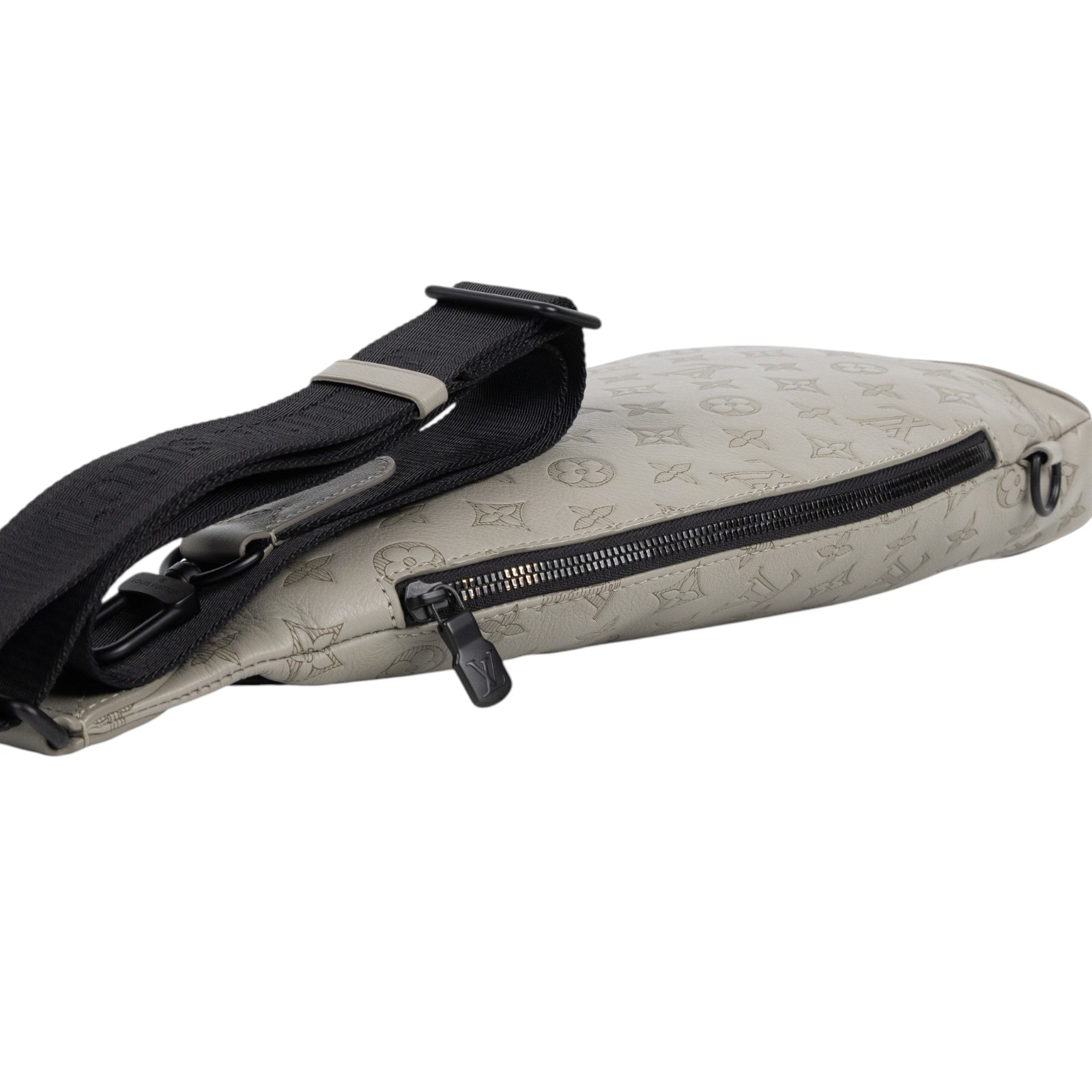 路易威登 LOUIS VUITTON 斜背包 胸口包 M14916 晶片款 米灰色SHADOW壓紋胸包 零錢包/原廠盒子/防塵袋/購買證明