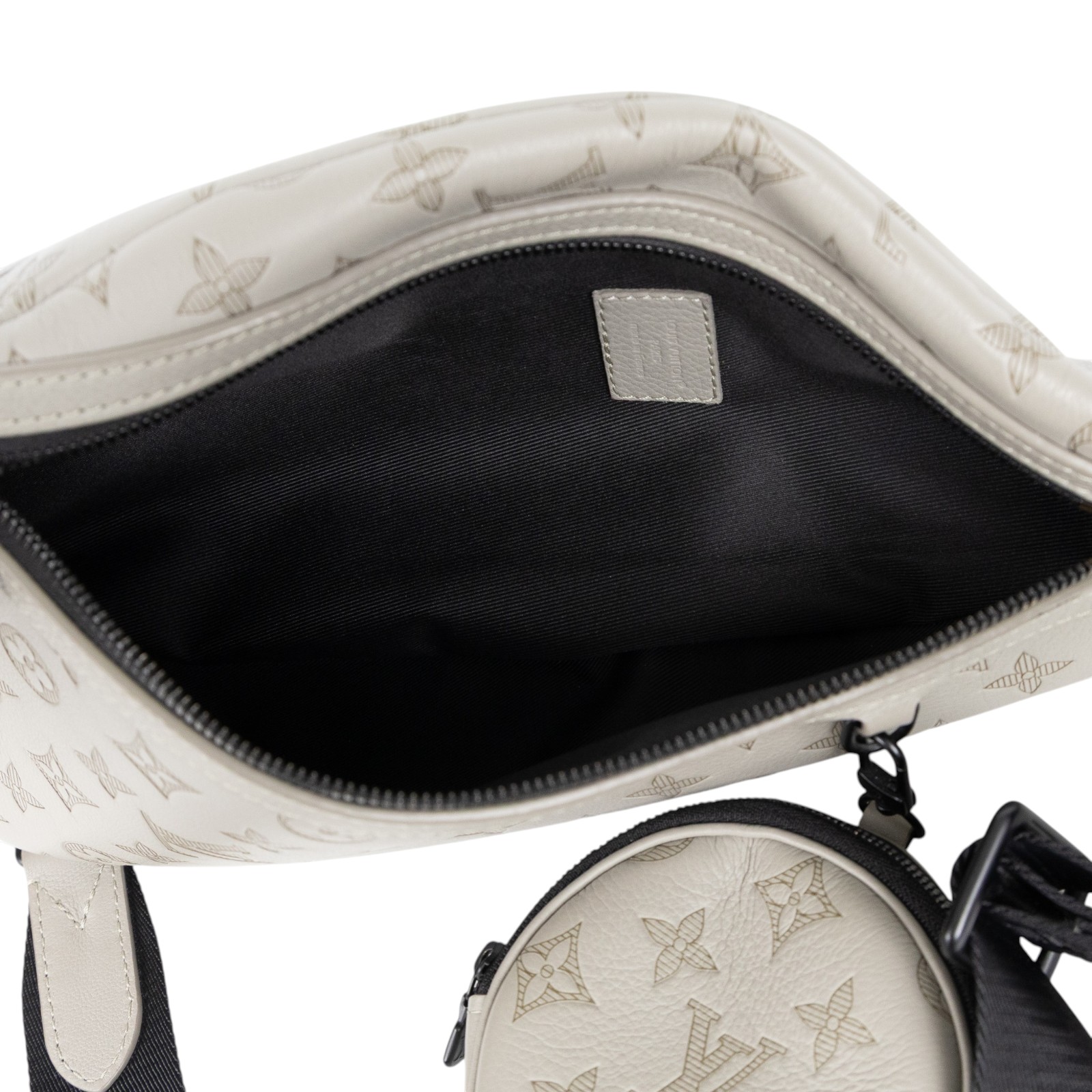 路易威登 LOUIS VUITTON 斜背包 胸口包 M14916 晶片款 米灰色SHADOW壓紋胸包 零錢包/原廠盒子/防塵袋/購買證明