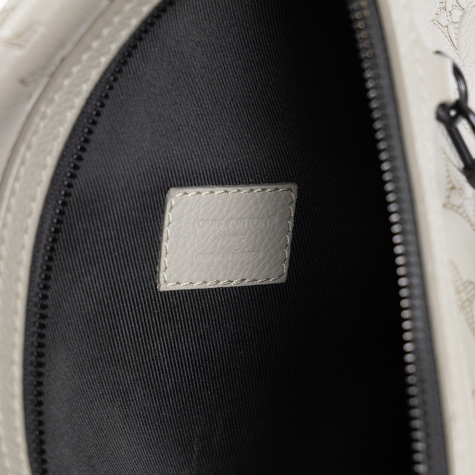 路易威登 LOUIS VUITTON 斜背包 胸口包 M14916 晶片款 米灰色SHADOW壓紋胸包 零錢包/原廠盒子/防塵袋/購買證明