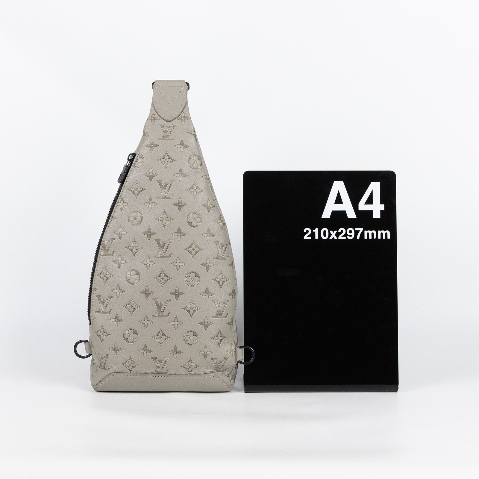 路易威登 LOUIS VUITTON 斜背包 胸口包 M14916 晶片款 米灰色SHADOW壓紋胸包 零錢包/原廠盒子/防塵袋/購買證明