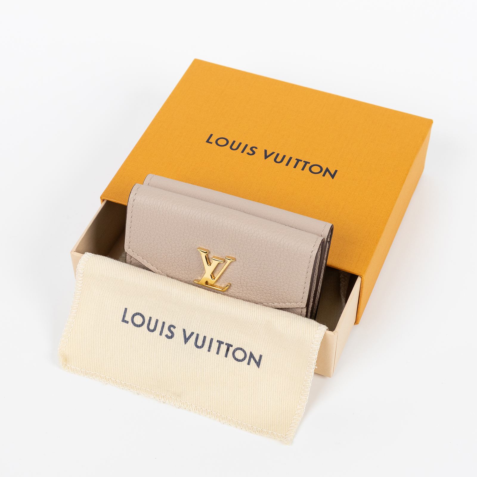 路易威登 LOUIS VUITTON Lockmini 錢包 小牛皮 短夾 灰褐色 M69340 晶片款 灰褐Lockmini 釦式短夾 原廠盒子/防塵袋