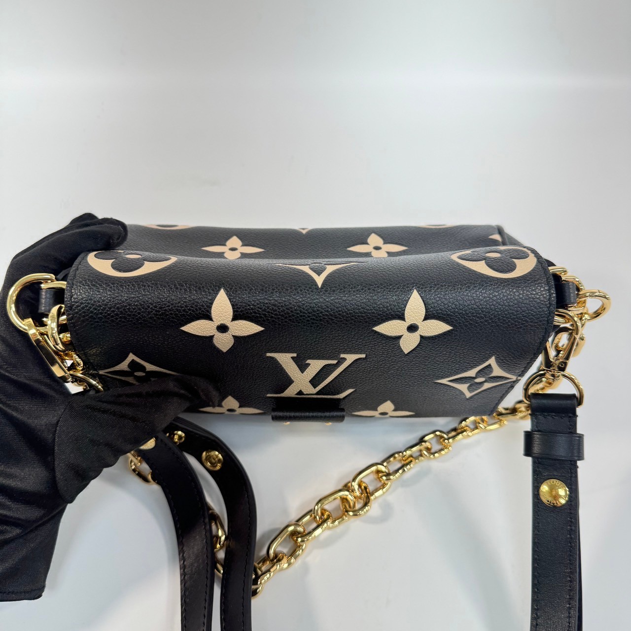 路易威登 LOUIS VUITTON Favorite 長型 肩背包 柔軟粒面皮革 黑色 米白色 M45859 晶片款 黑原花FAVORITE 原廠盒子/防塵袋